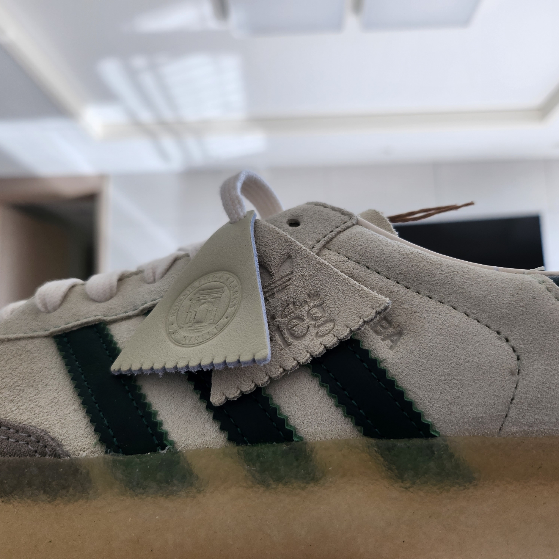 Adidas x Clarks x Ronnie Fieg 8th Street Samba Chalk White Green 착용 스타일 - 2