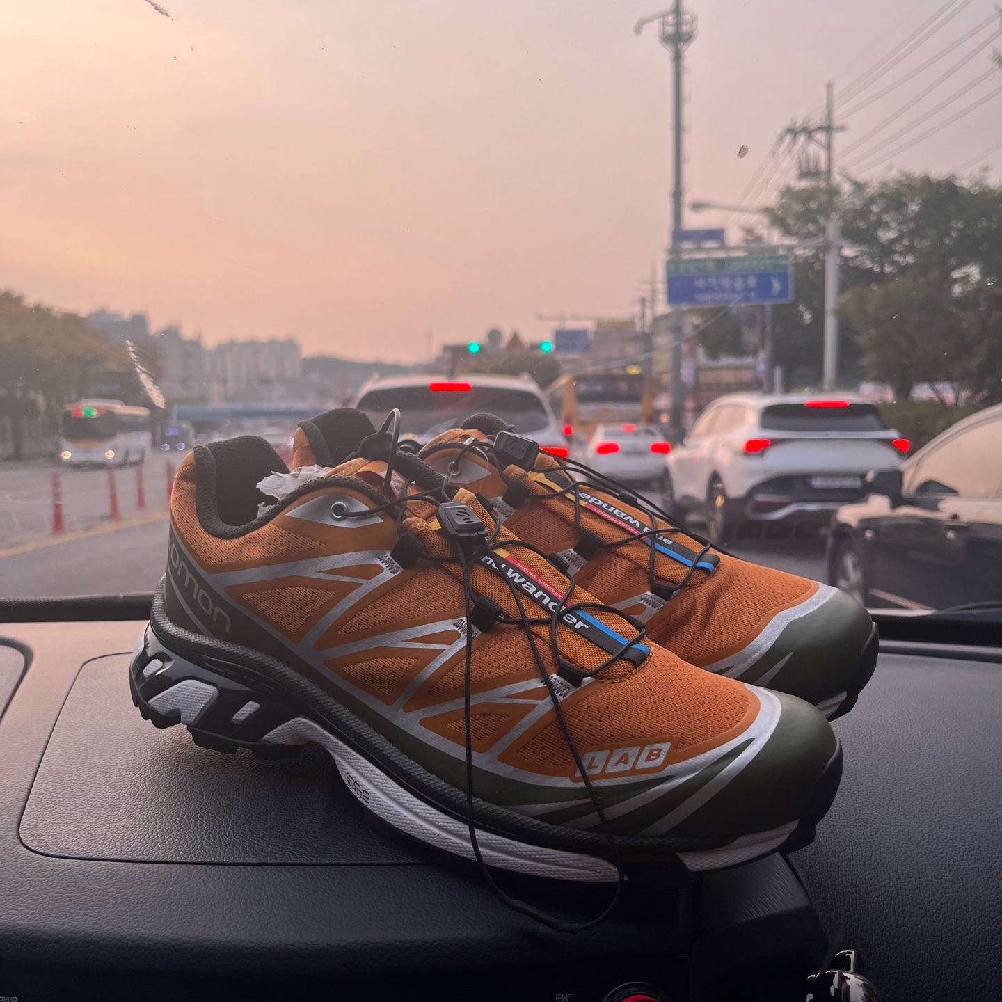 Salomon x And Wander XT-6 Golden Oak 착용 스타일 - 3