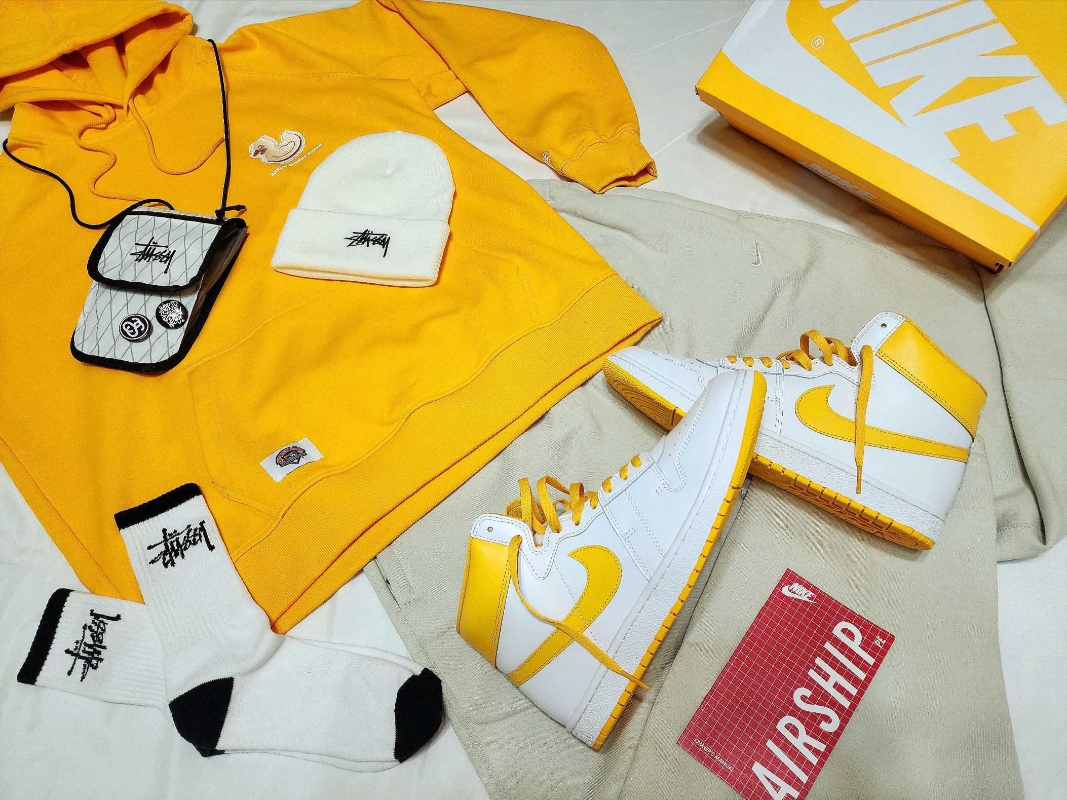 Jordan Air Ship SP White University Gold, Stussy Travel Pouch White 착용 스타일 - 2
