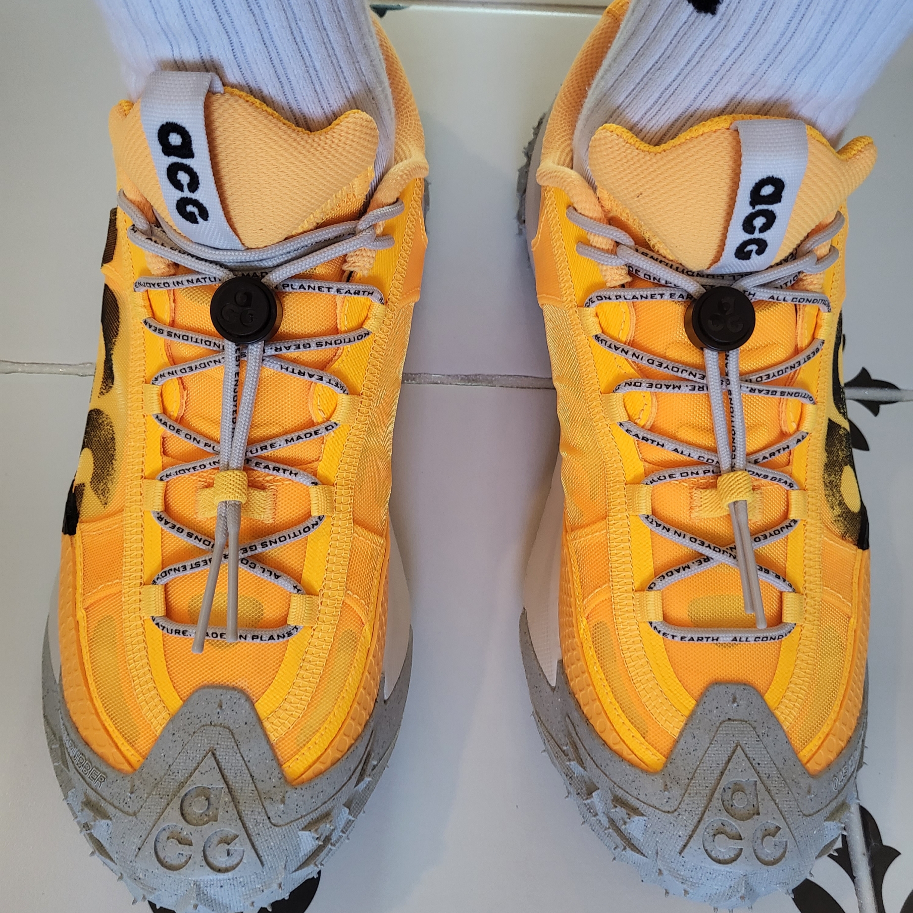 Nike ACG Mountain Fly 2 Low Laser Orange 착용 스타일
