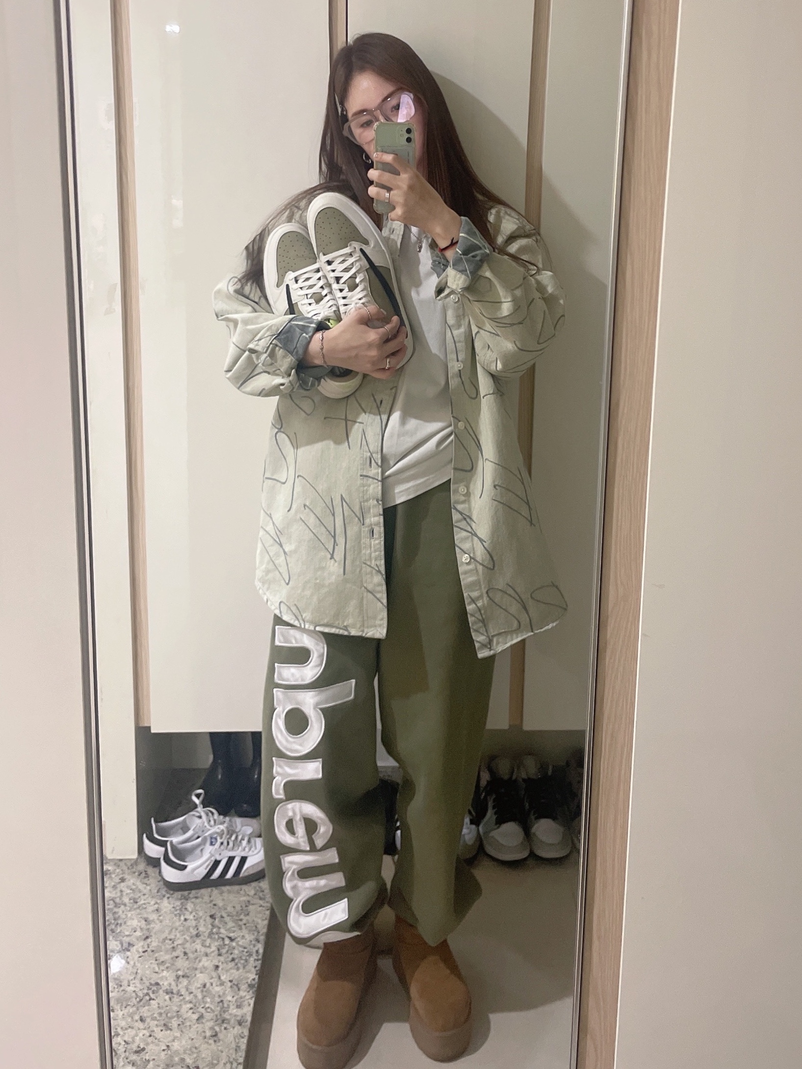 Jordan 1 x Travis Scott Retro Low Golf NRG Neutral Olive, Supreme Handwriting Jacquard Denim Shirt Dirty - 23FW 착용 스타일