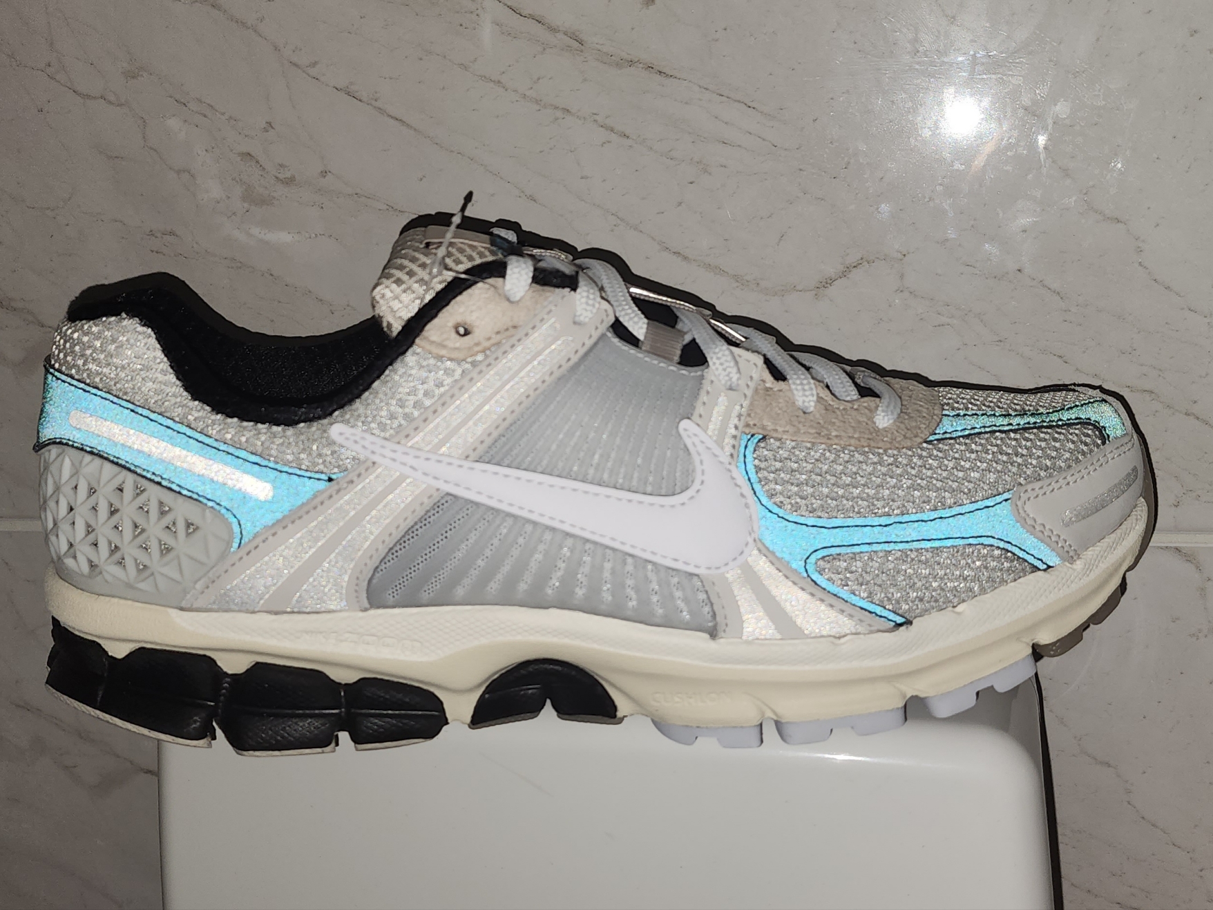 Nike Zoom Vomero 5 Light Bone and Black 착용 스타일 - 2