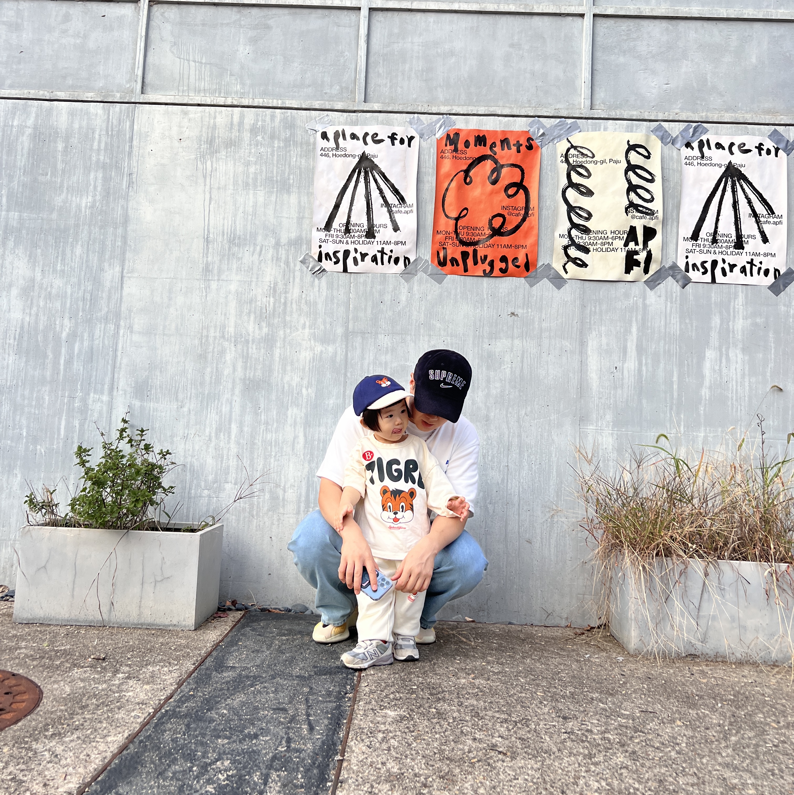 IAB Studio 10th Anniversary T-Shirts Pack White & Black (2 Pack), Adidas Yeezy 700 V3 Mono Safflower 착용 스타일 - 1