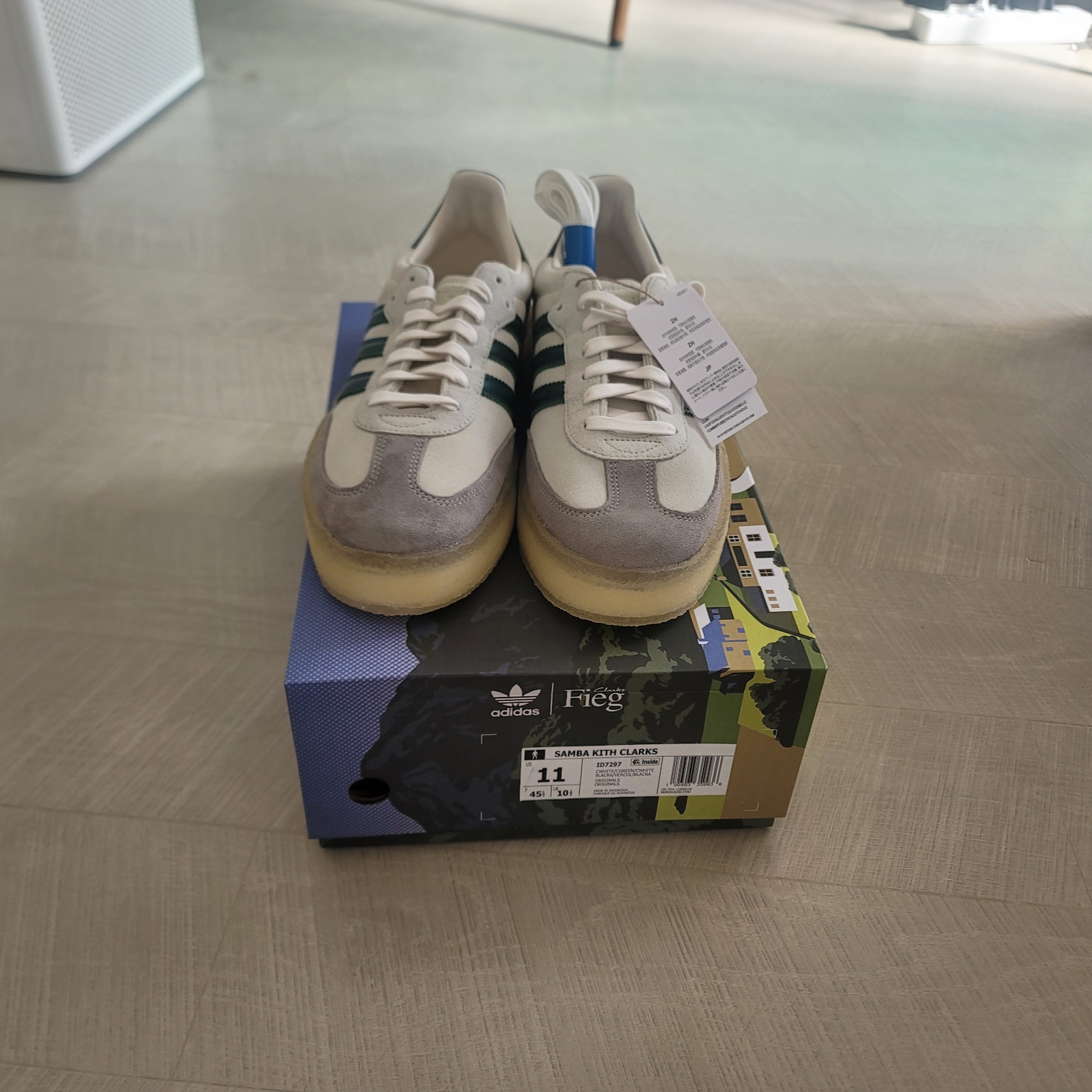 Adidas x Clarks x Ronnie Fieg 8th Street Samba Chalk White Green 착용 스타일 - 3
