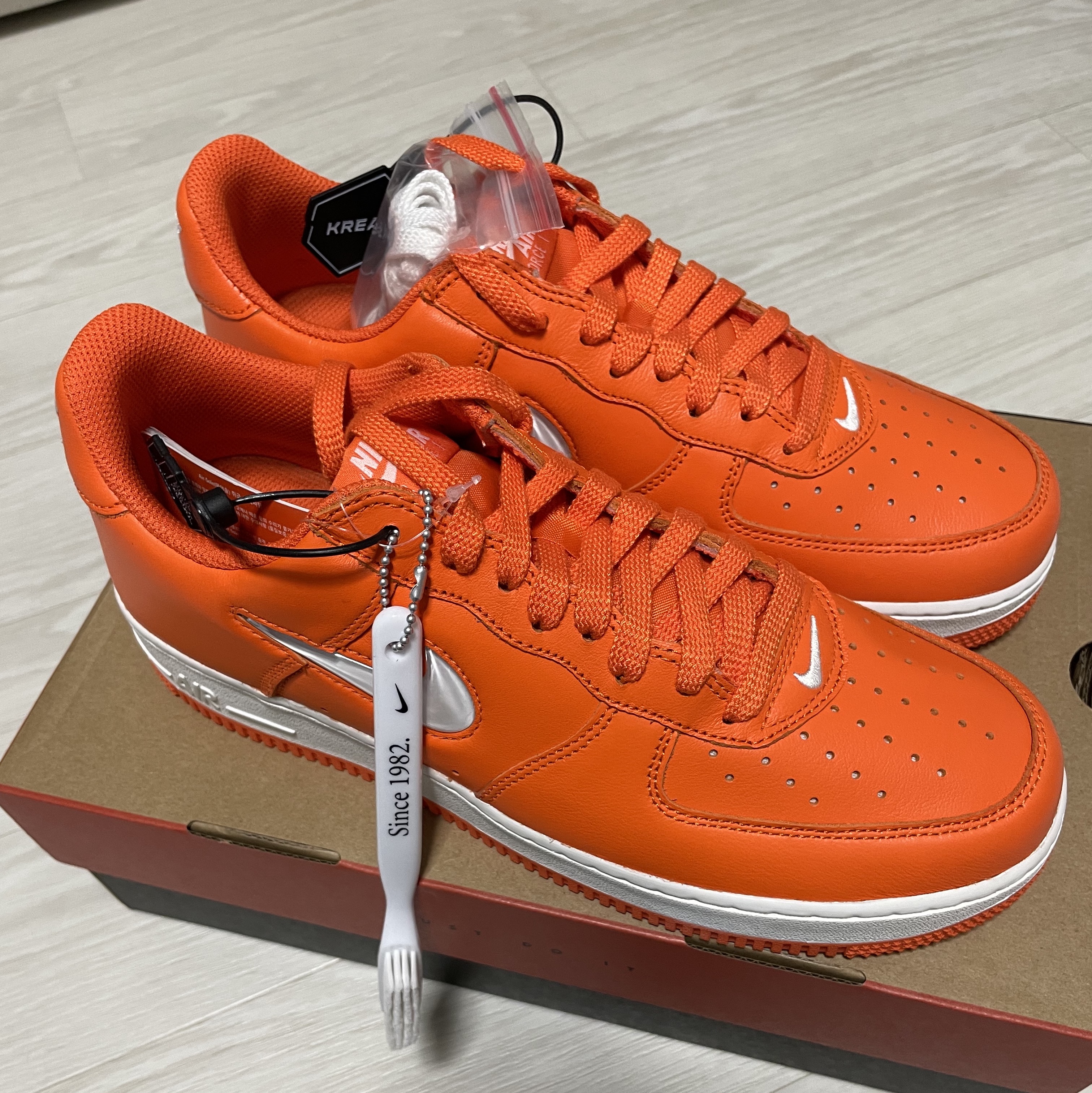 Nike Air Force 1 Low Retro Color of The Month Safety Orange 착용 스타일 - 1