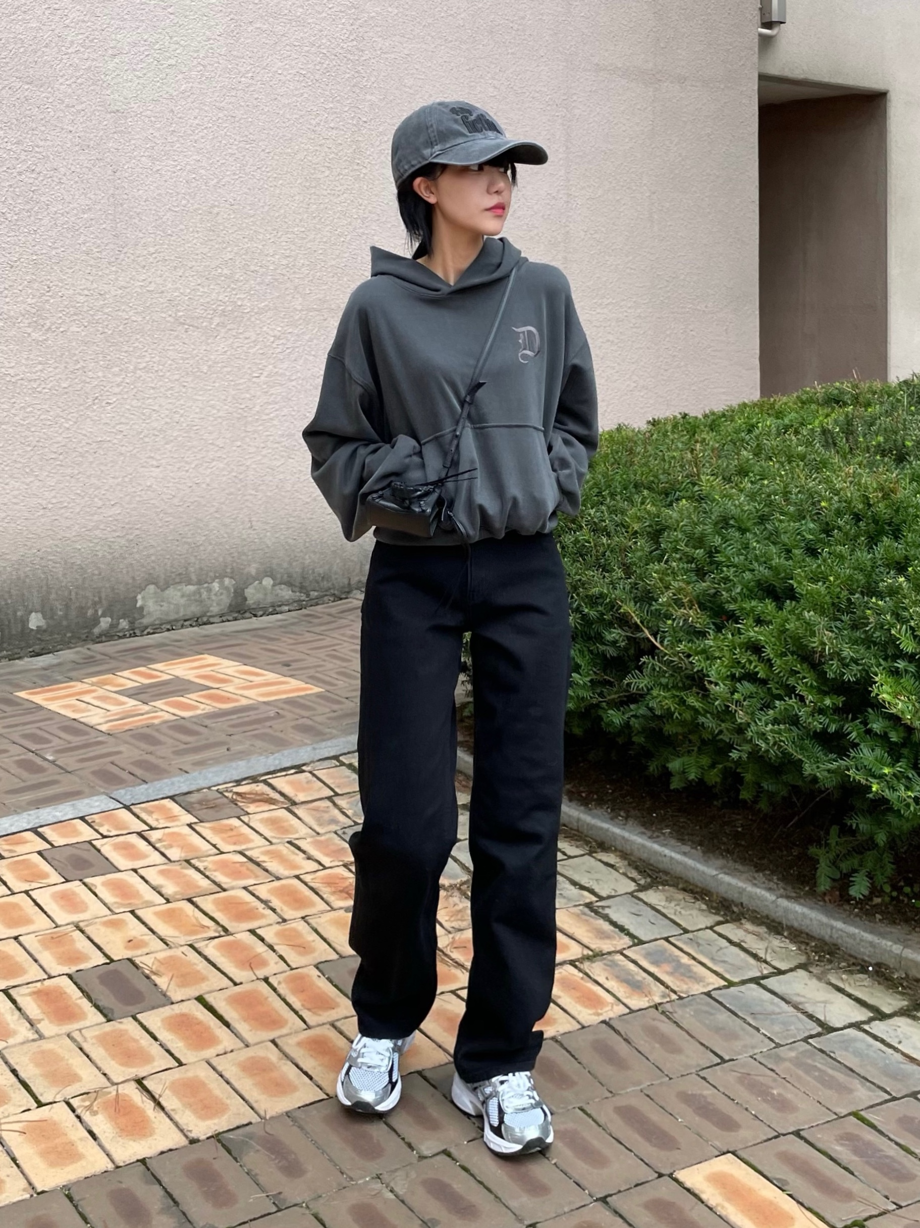 Asics Gel-1130 White Black, Balenciaga Grained Calfskin Neo Classic Super Nano Handbag Black 착용 스타일 - 1