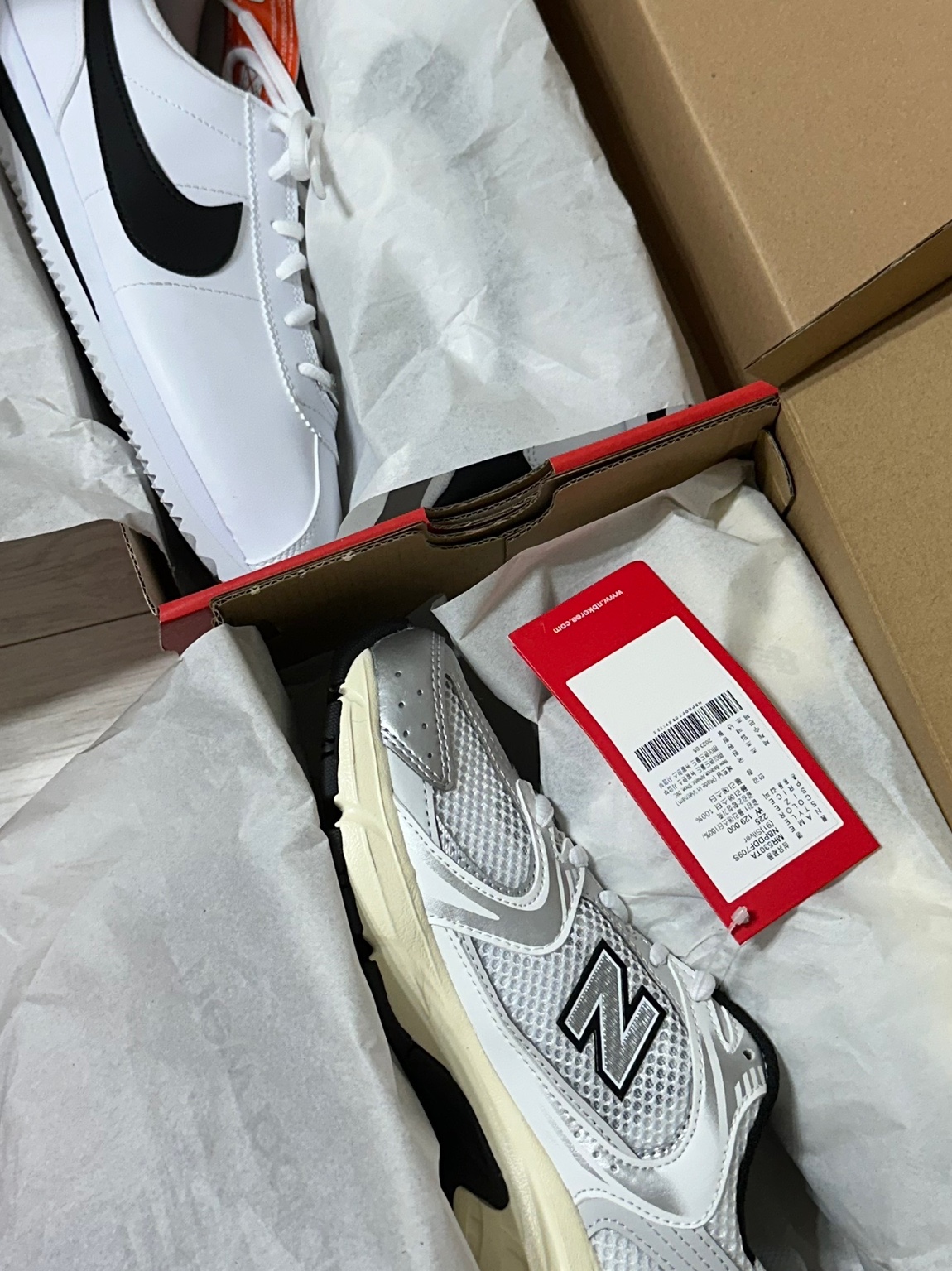 (GS) Nike Cortez Basic SL White Black, New Balance 530 Silver Cream 착용 스타일