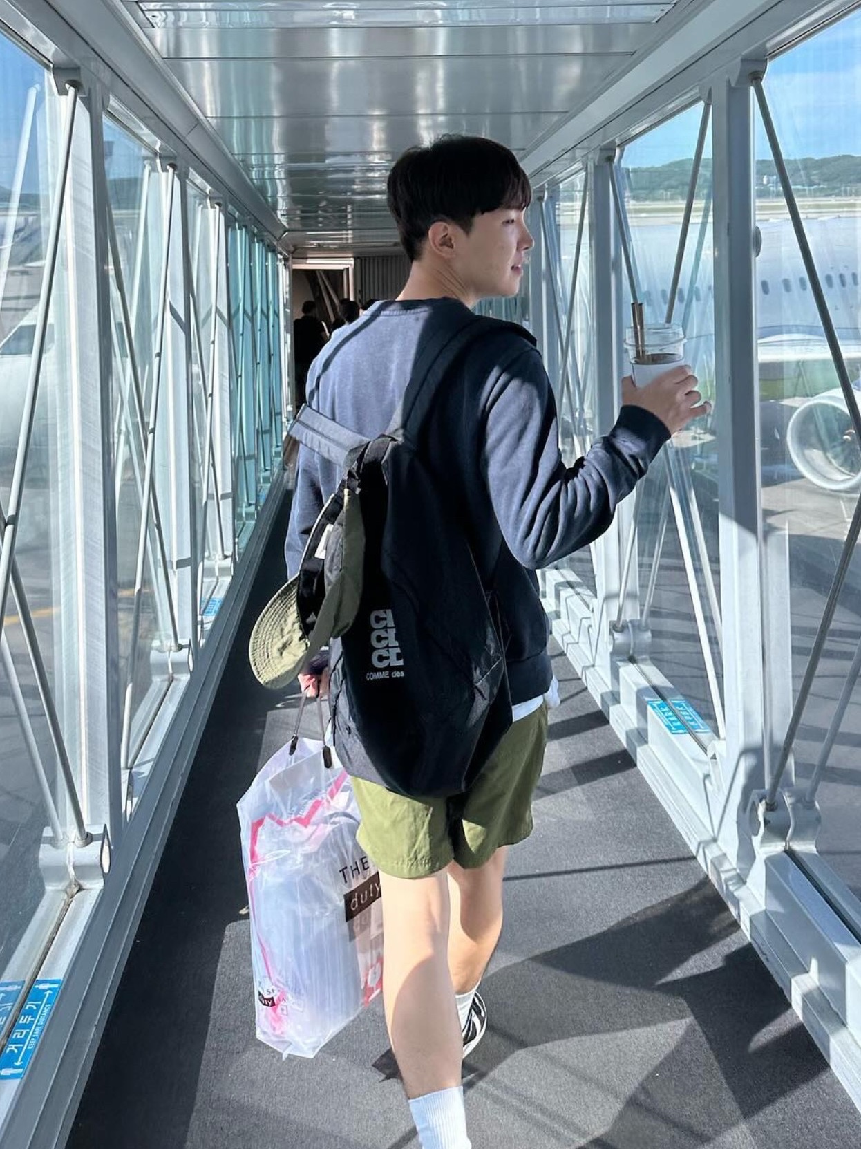 CDG Backpack Black 착용 스타일 - 3