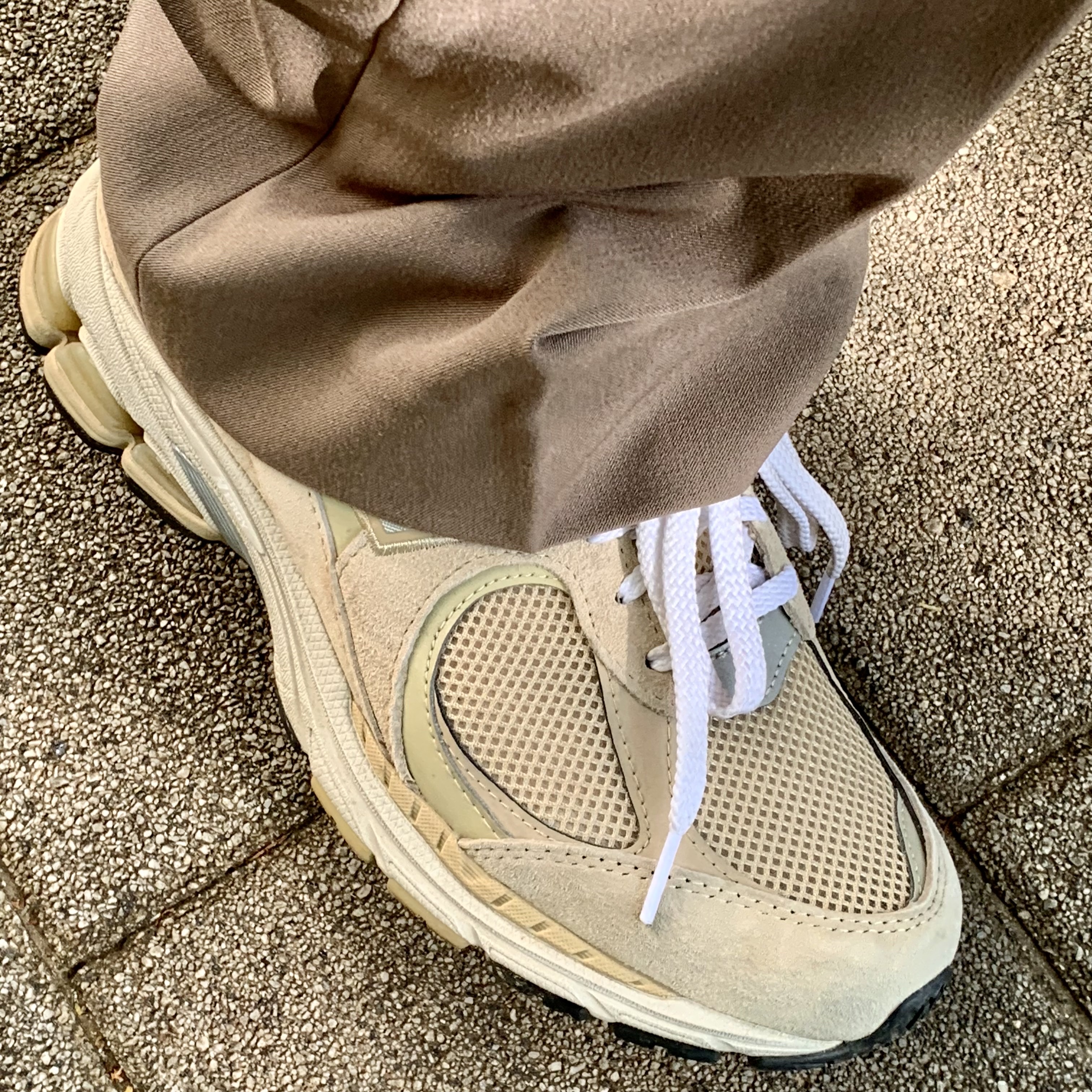 New Balance 2002R T2 Beige 착용 스타일 - 3