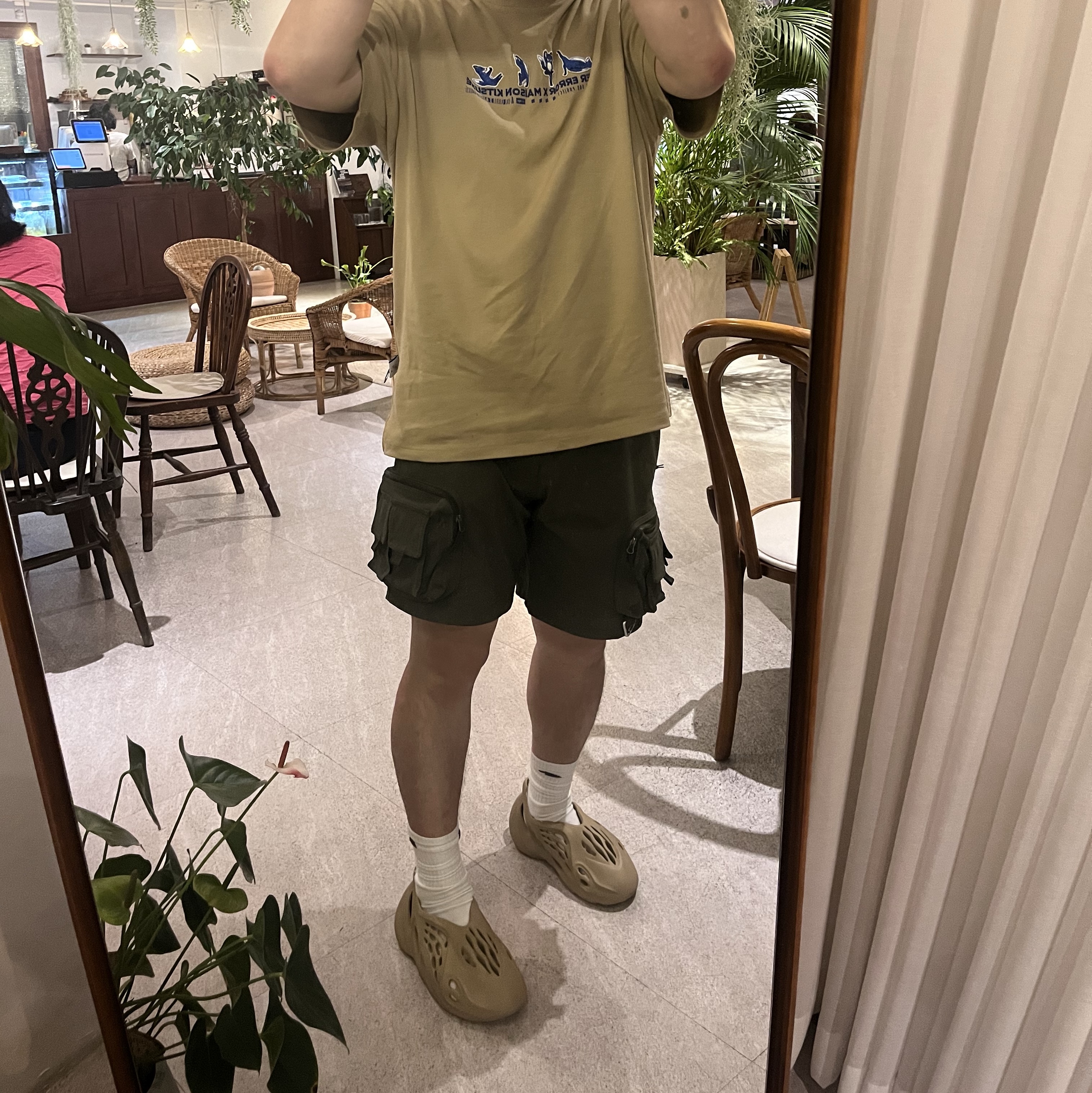 Nike ACG Cargo Shorts Sequoia - Asia, Maison Kitsune x Ader Error Yoga Blue Fox T-Shirt Beige 착용 스타일