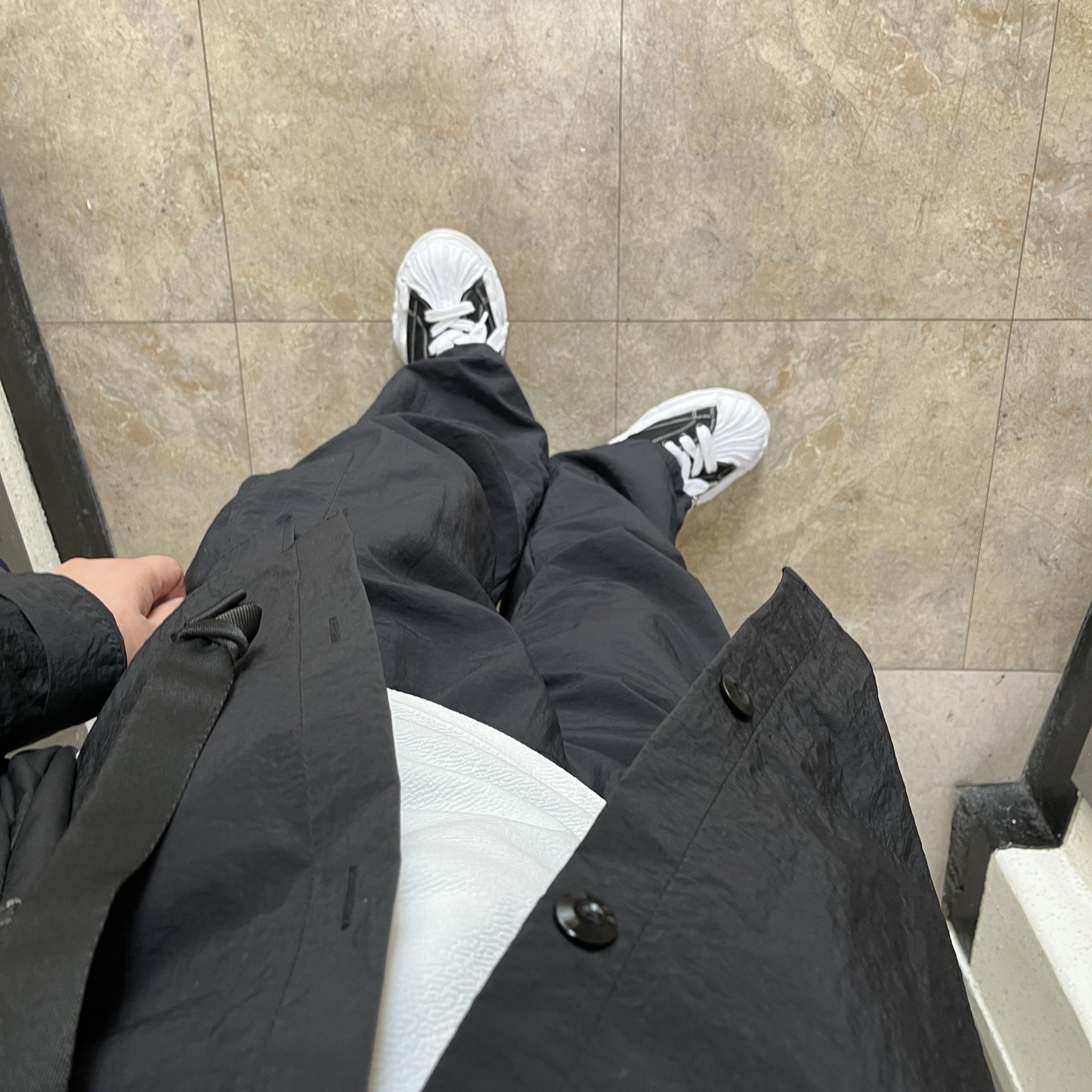 Maison Mihara Yasuhiro Blakey OG Sole Canvas Low-top Sneakers Black White 착용 스타일 - 2