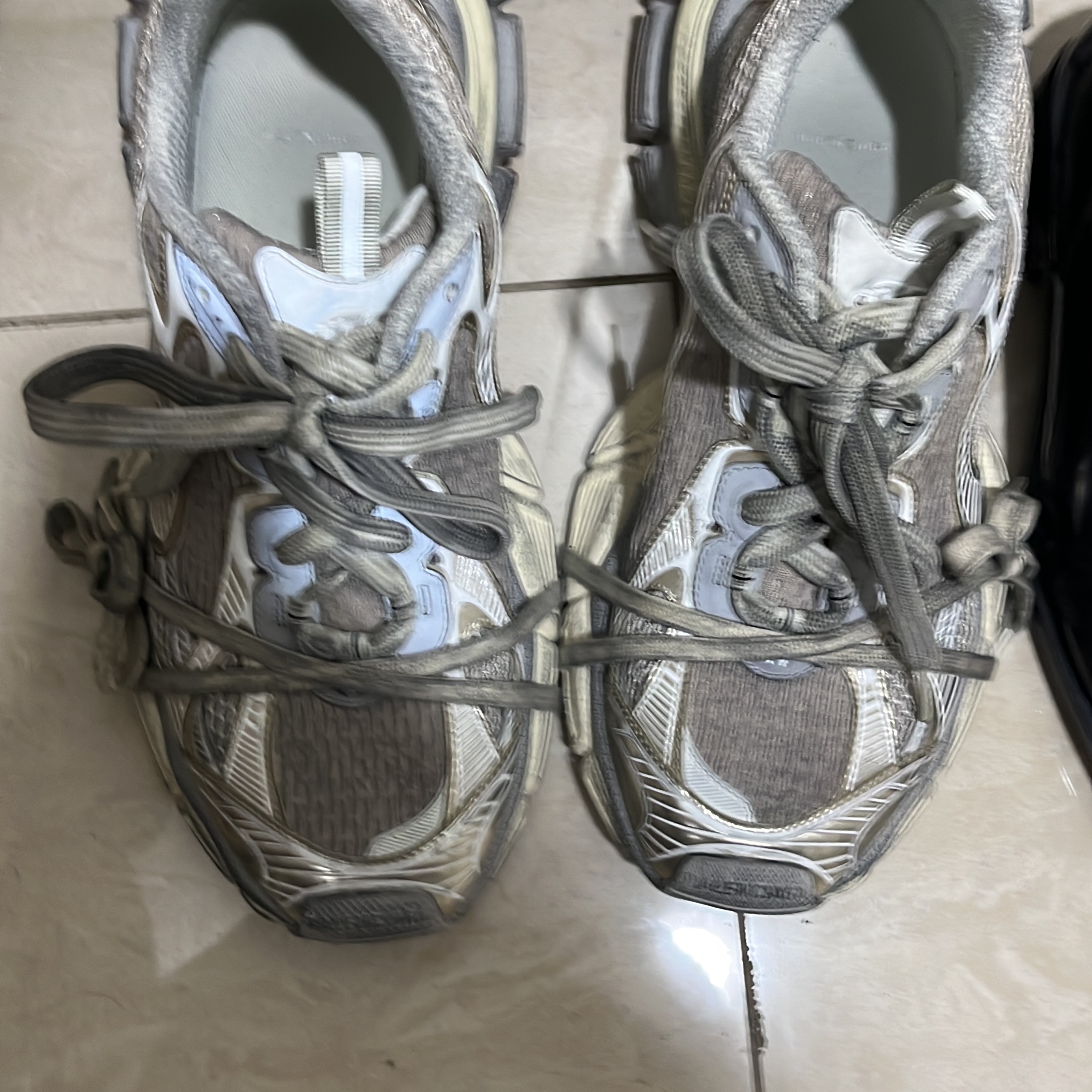 Balenciaga 3XL Sneakers Light Beige 착용 스타일