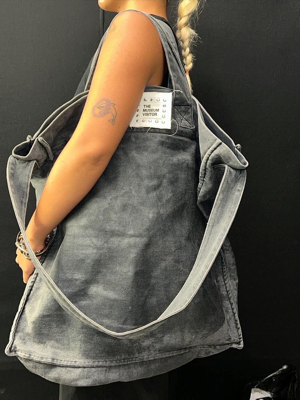 The Museum Visitor Cubic Logo Stitched Tote Bag 착용 스타일