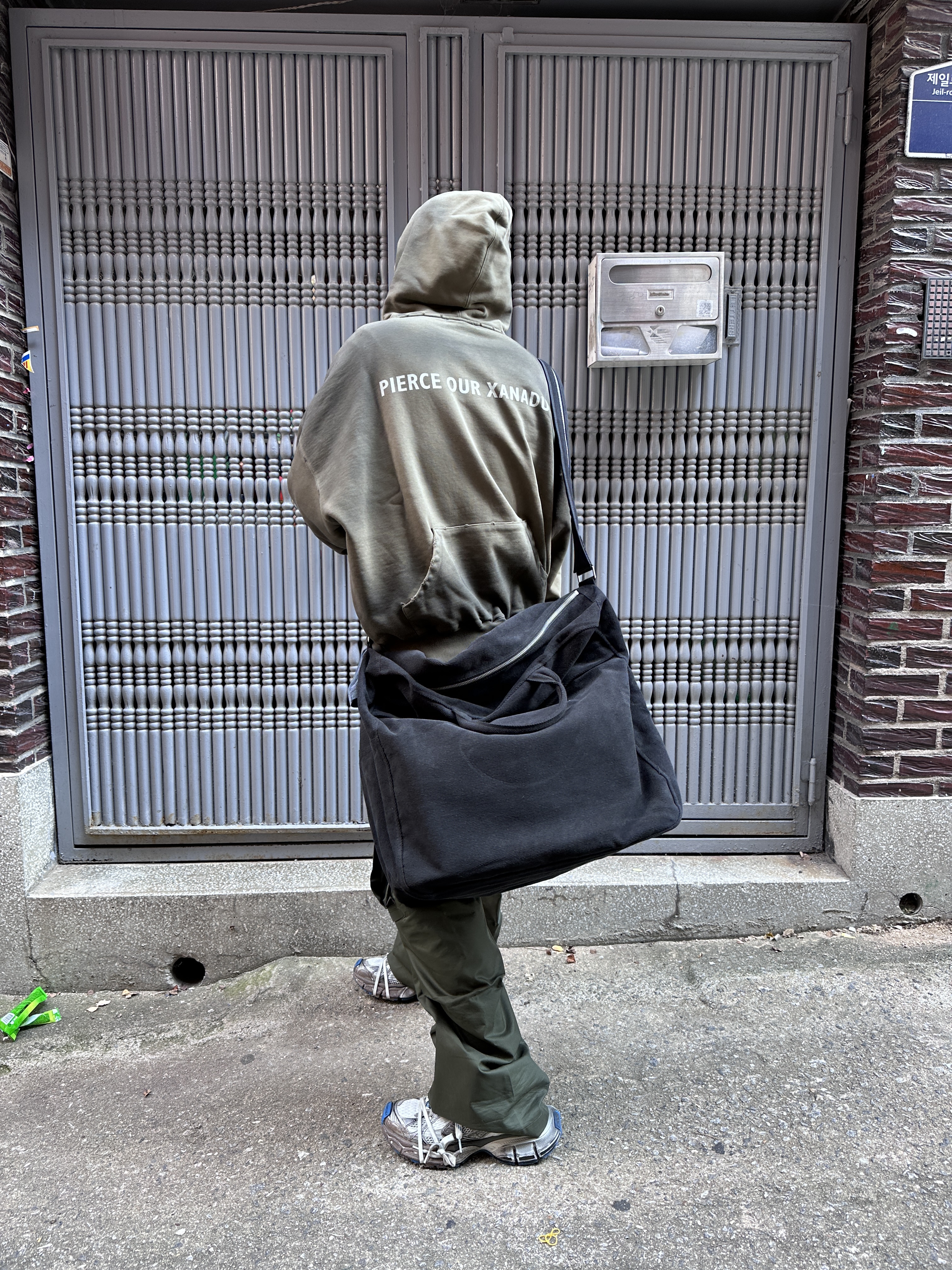 Farfromwhat Far Parachute Big Bag Black, Balenciaga 3XL Sneakers Worn Out Grey White Blue 착용 스타일 - 4