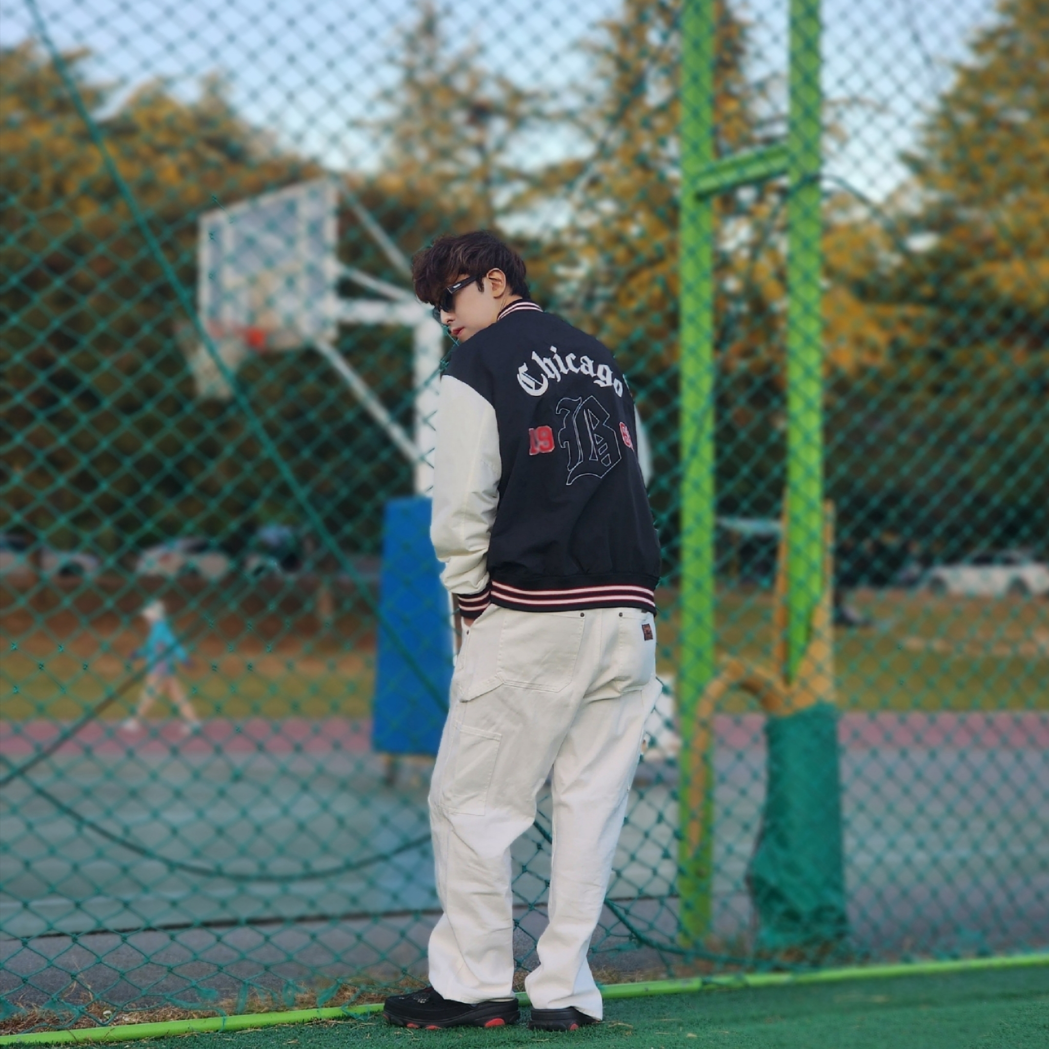 Stussy World Tour T-Shirt Tea 2023, Crocs x Staple Classic All Terrain Clog Black 착용 스타일 - 9