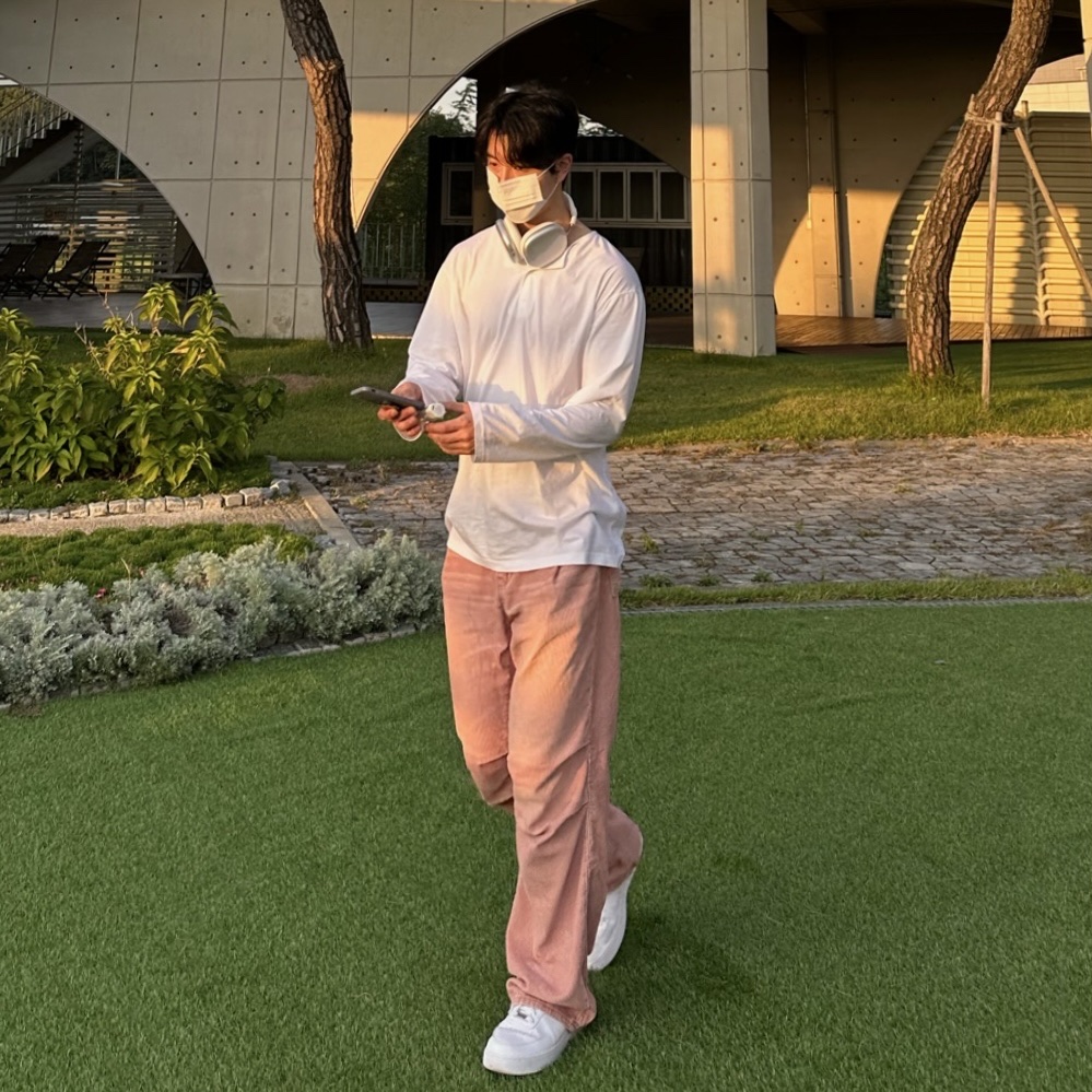 Nike Air Force 1 '07 Low White, Apple AirPods Max Lightning Silver (Korean Ver.) 착용 스타일 - 2
