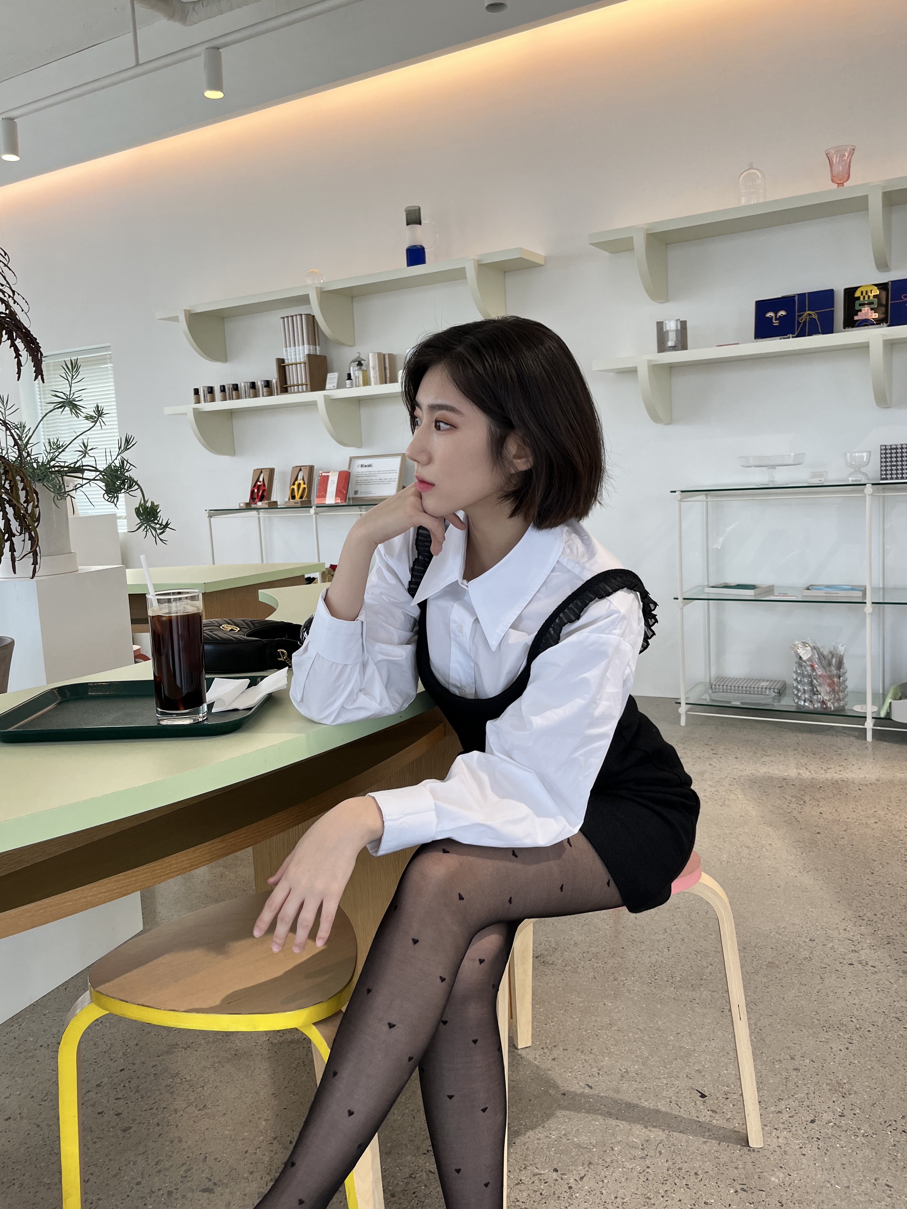 (W) Gucci Lug Sole Interlocking G Loafer Black Patent Leather, Gucci GG Marmont Half Moon Shaped Mini Bag Black 착용 스타일 - 5