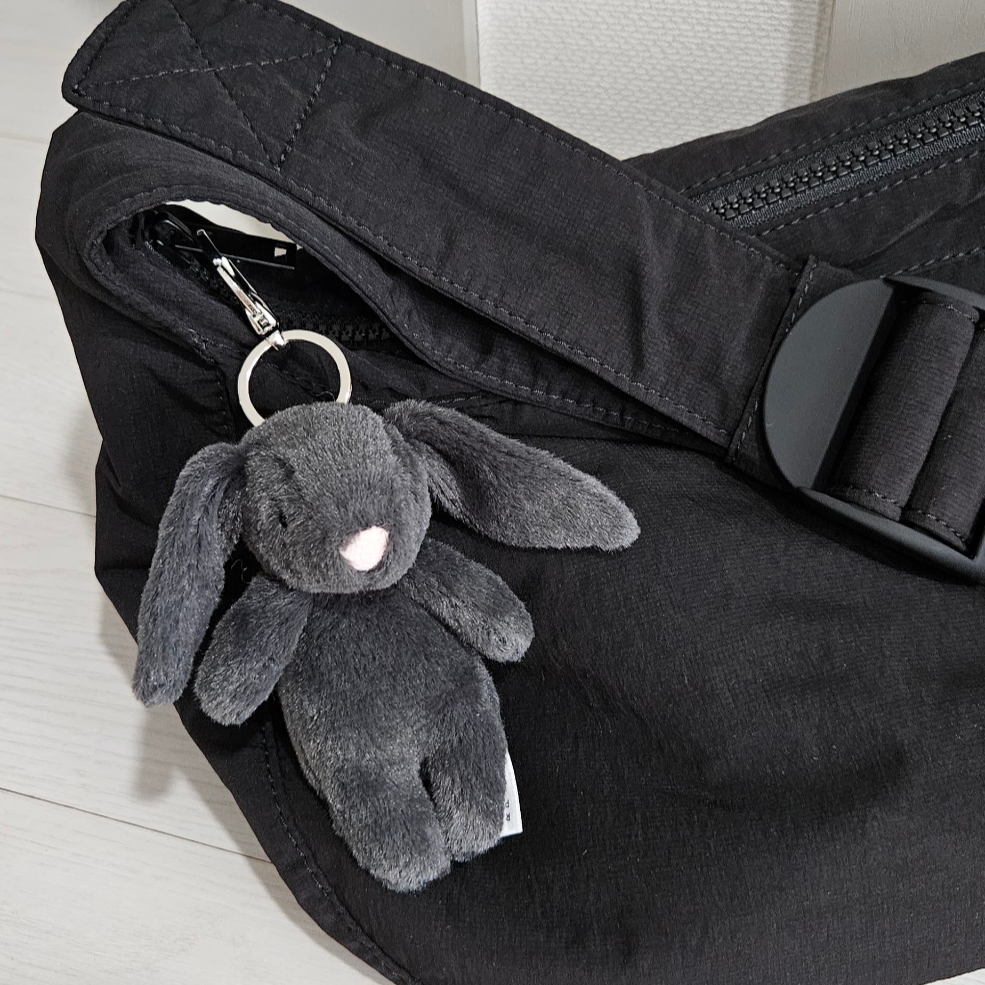 COS Nylon Crossbody Saddle Bag Black 착용 스타일