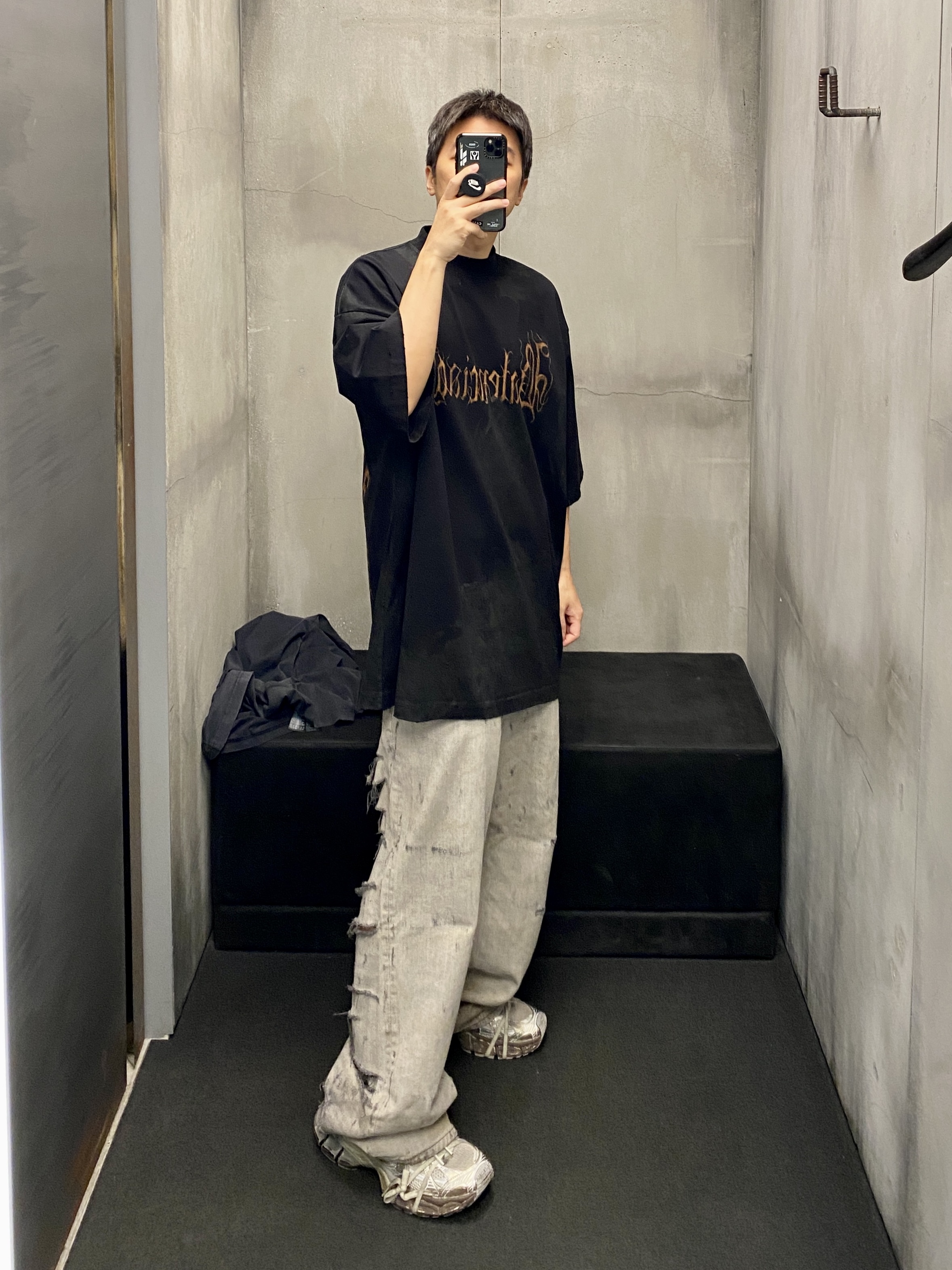 Balenciaga Super Destroyed Baggy Pants Light Blue, Balenciaga Super Destroyed Baggy Pants Black 착용 스타일