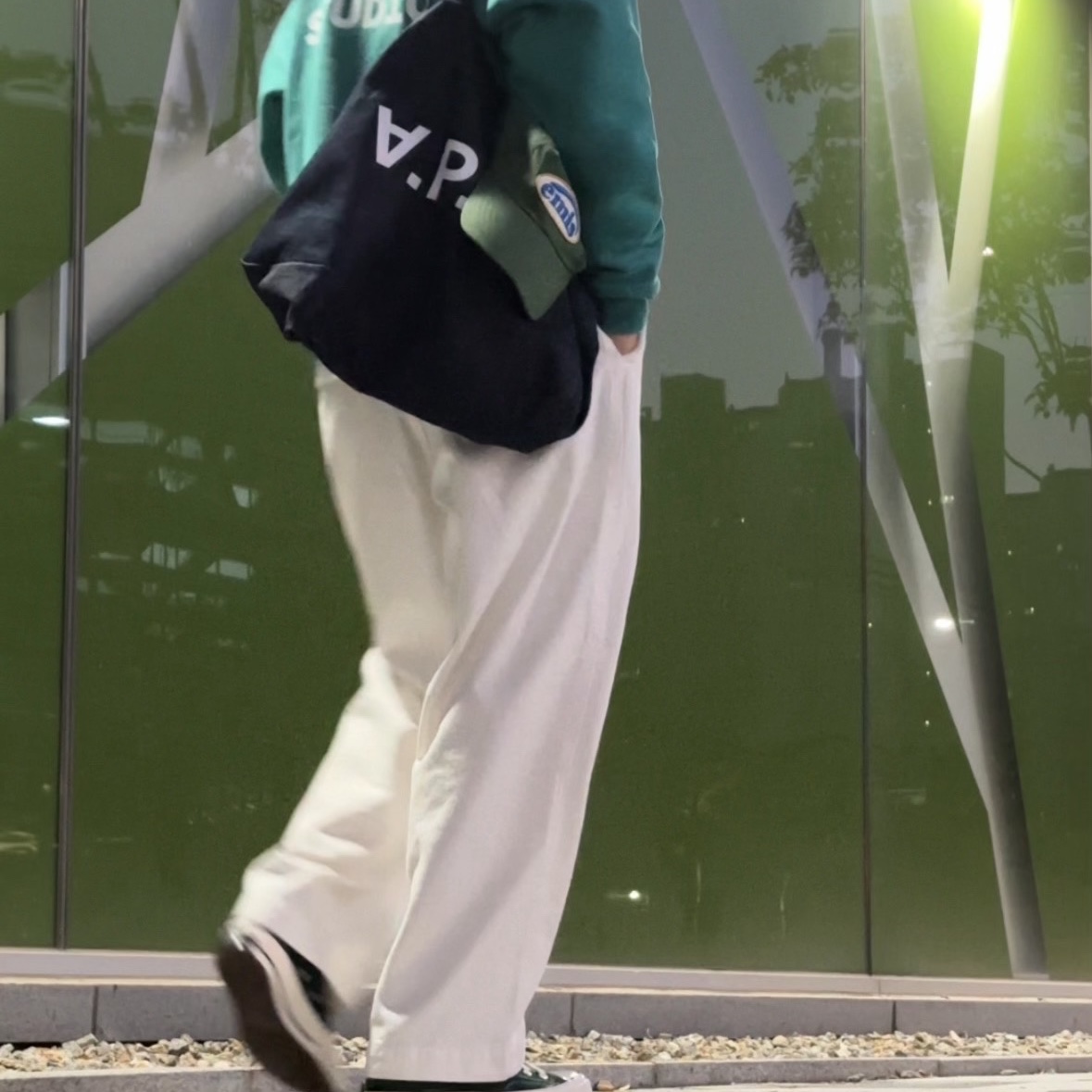 IAB Studio Rugby Sweatshirt Mint - The Hyundai Seoul Exclusive, A.P.C. Daniela Shopping Bag Indigo 착용 스타일 - 1