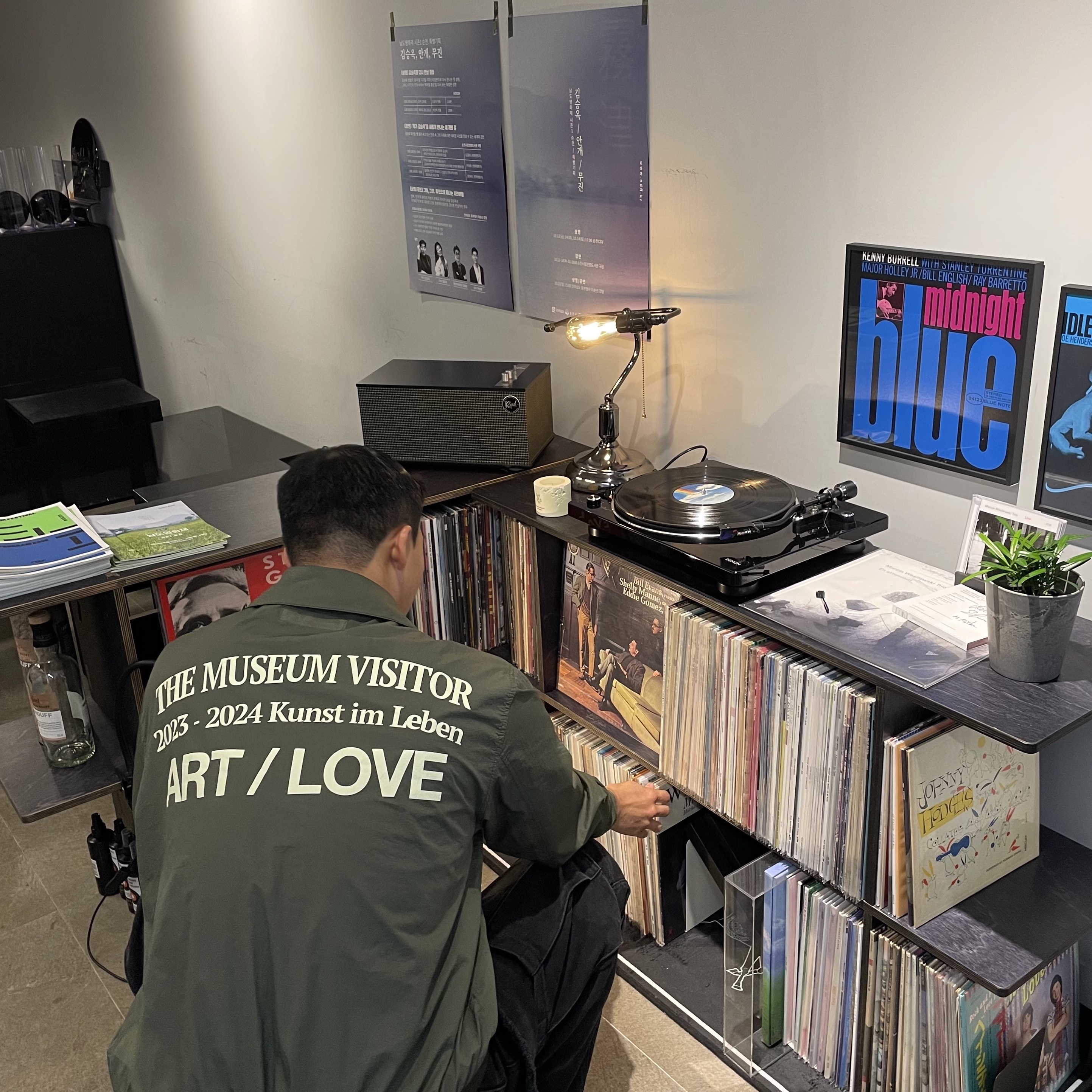 The Museum Visitor 2023 - 2024 Art Love Curved Zipper Windbreaker Khaki, Oofos x Takahiromiyashita The Soloist The Day The Whole World Went Away Clog Black 착용 스타일 - 2