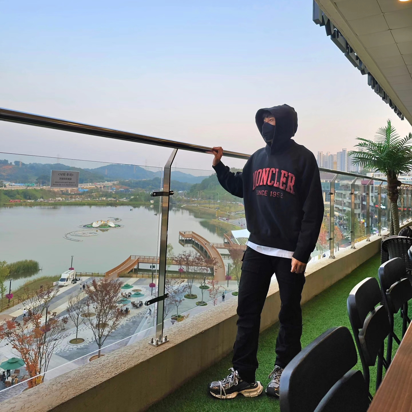 Moncler Glitter Logo Hoodie Black - 23SS 착용 스타일 - 2