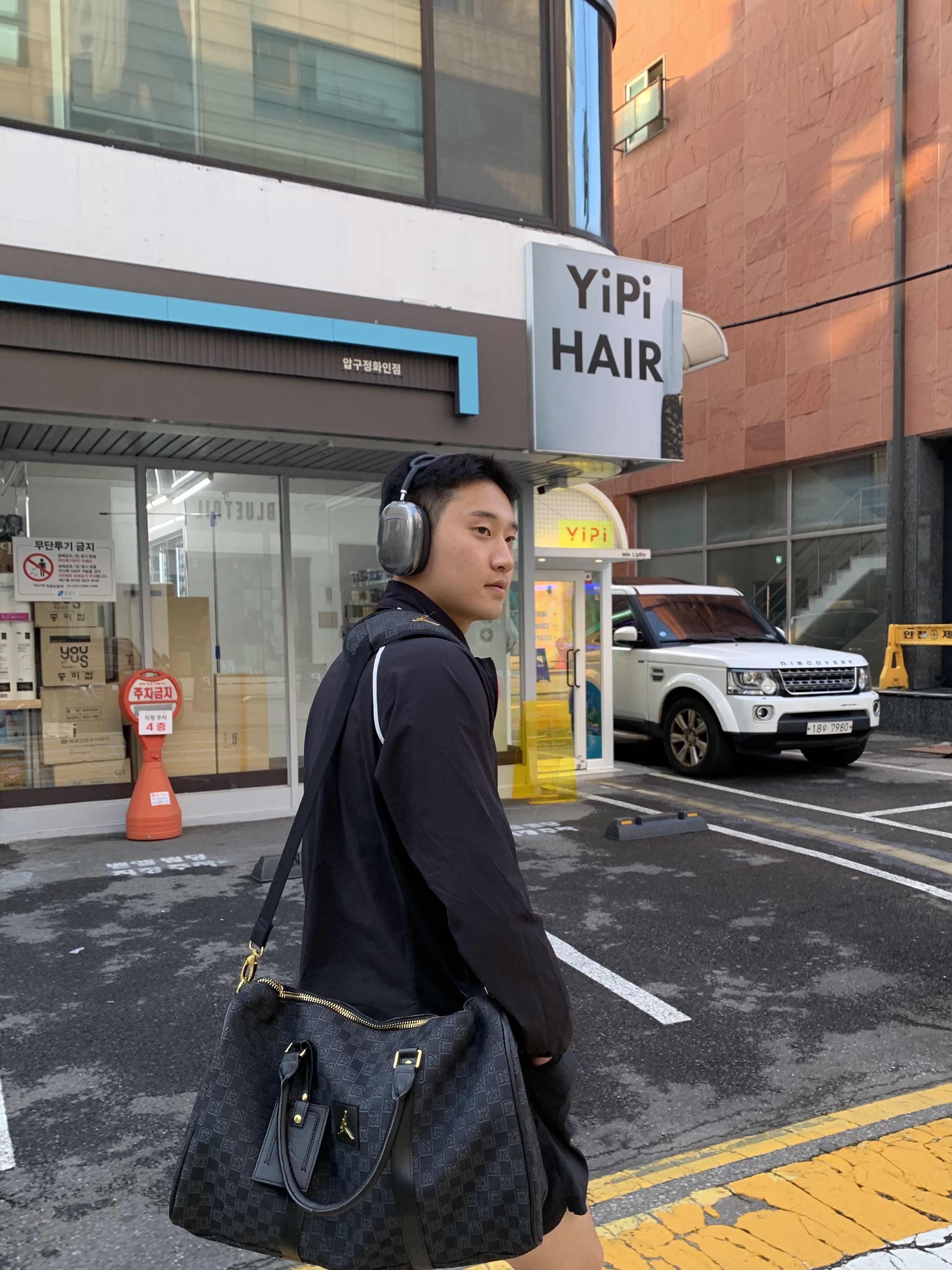 Jordan Monogram Duffle Bag Black (MA0759-023), Apple AirPods Max Lightning Space Gray (Korean Ver.) 착용 스타일 - 4
