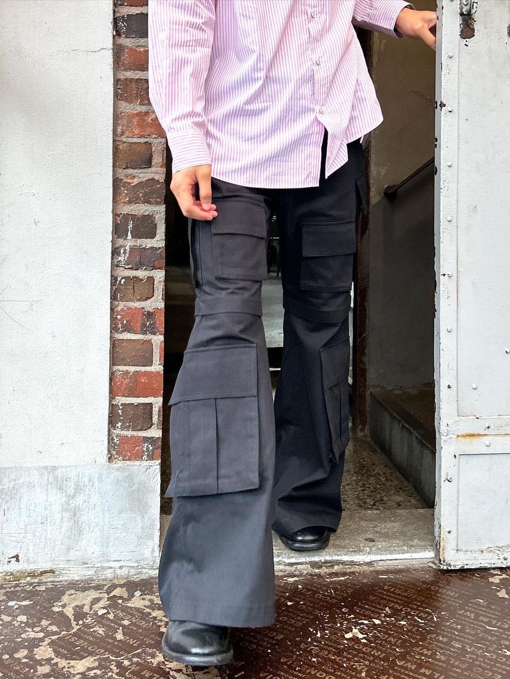 The Museum Visitor Ten Flap Pocket Bootscut Cargo Pants Black, The Museum Visitor Five Star Stud Pocket Shirts Red 착용 스타일 - 1