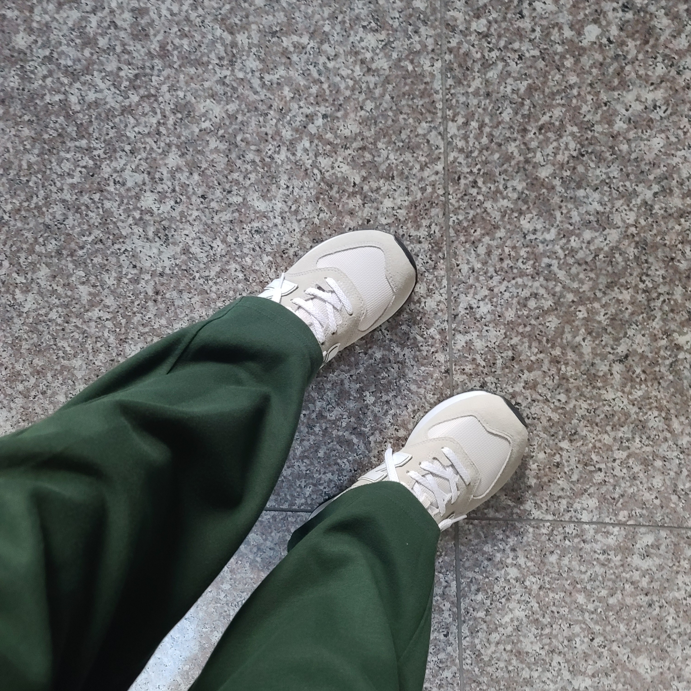 (W) New Balance 574 Ivory - B Standard 착용 스타일 - 1