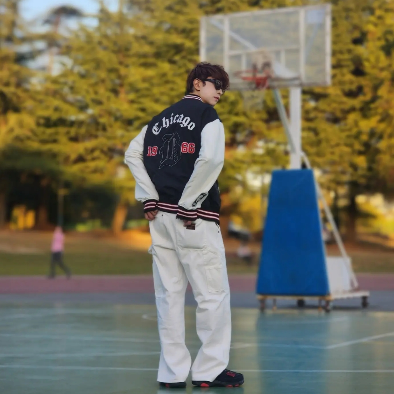 Stussy World Tour T-Shirt Tea 2023, Crocs x Staple Classic All Terrain Clog Black 착용 스타일 - 3