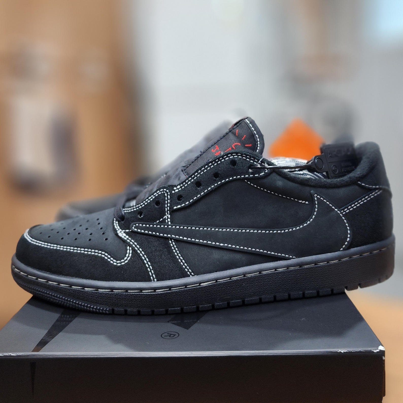 Jordan 1 x Travis Scott Retro Low OG SP Black Phantom 착용 스타일 - 2