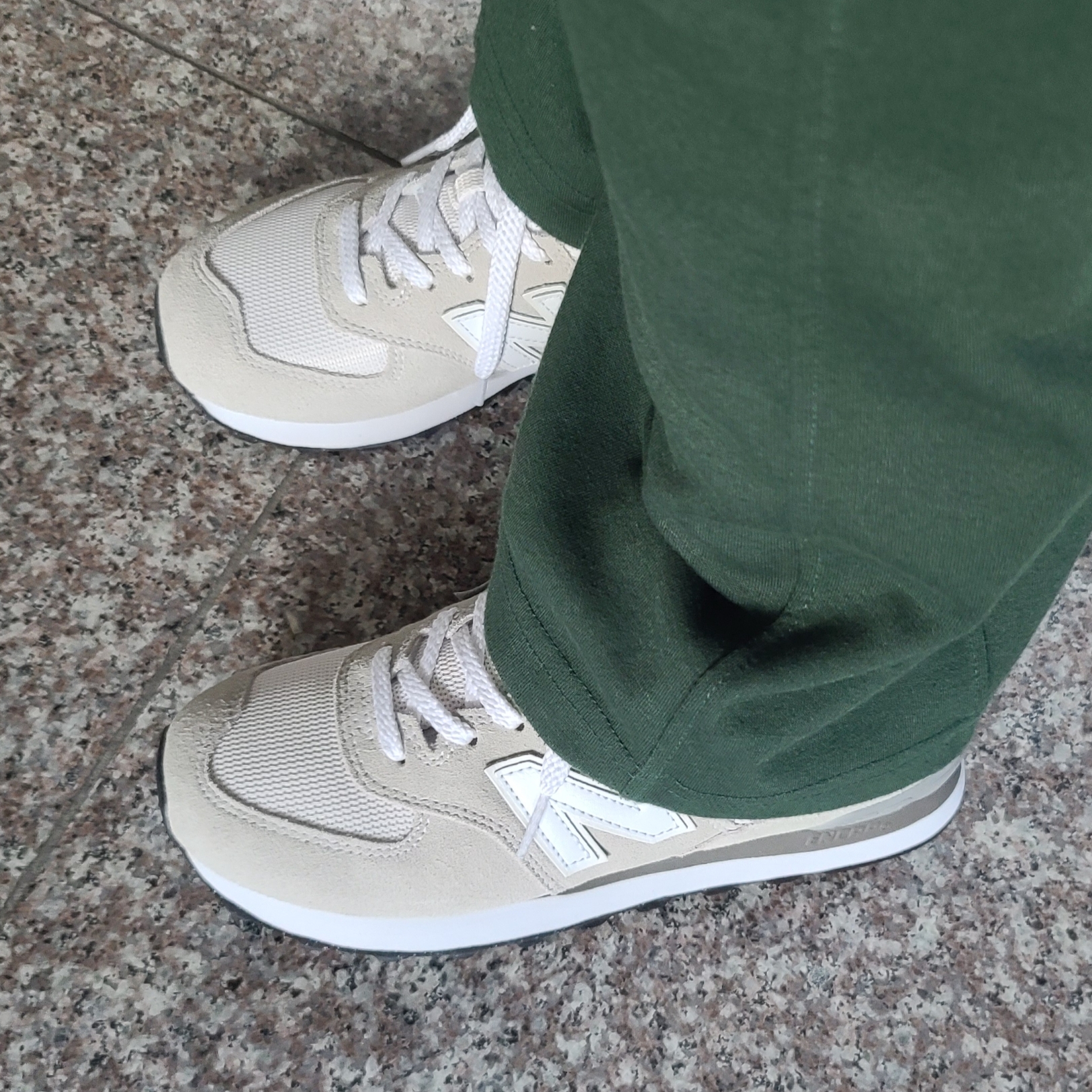 (W) New Balance 574 Ivory - B Standard 착용 스타일 - 2