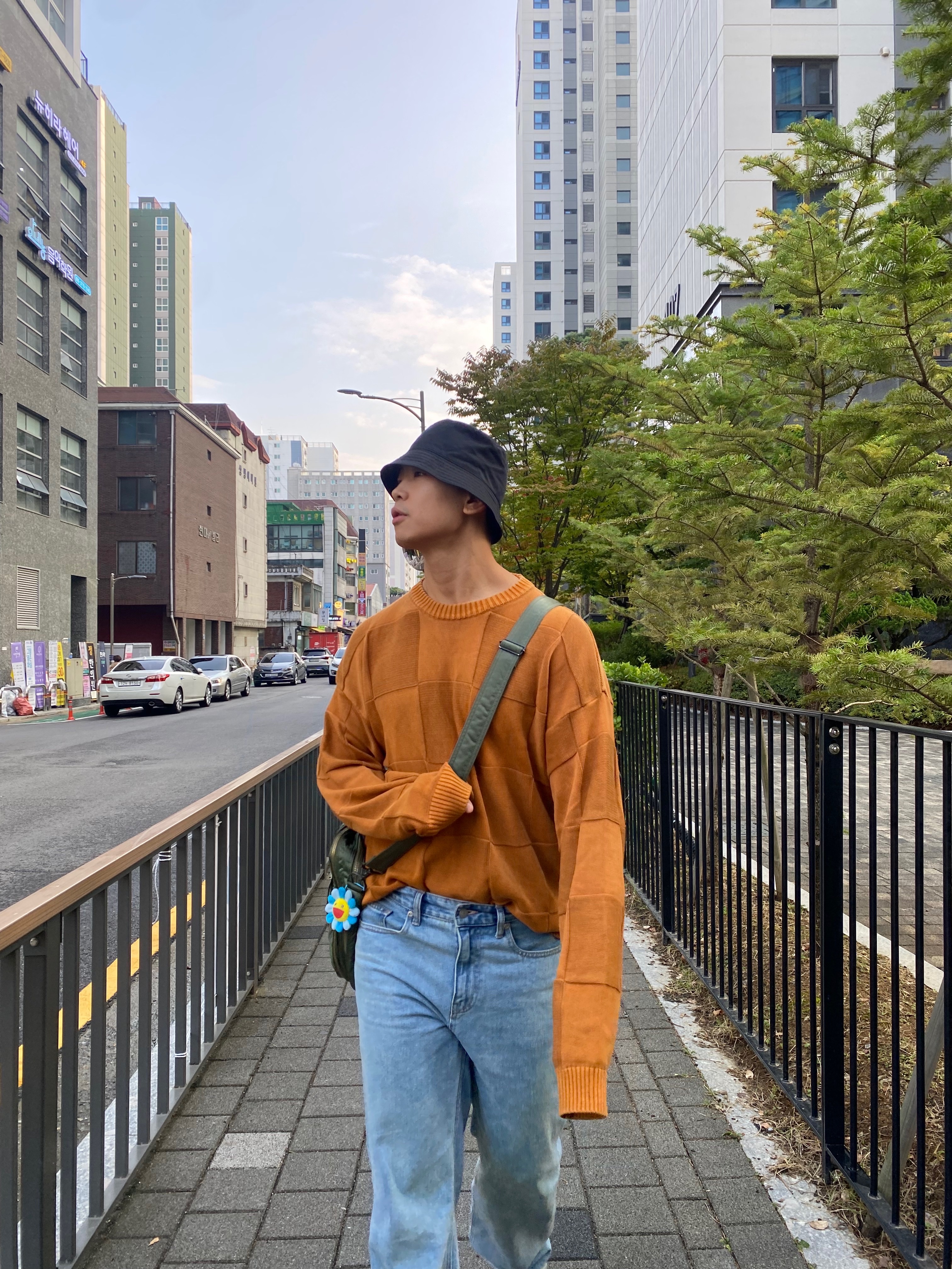 Prada Re-Nylon Bucket Hat Black 착용 스타일 - 2