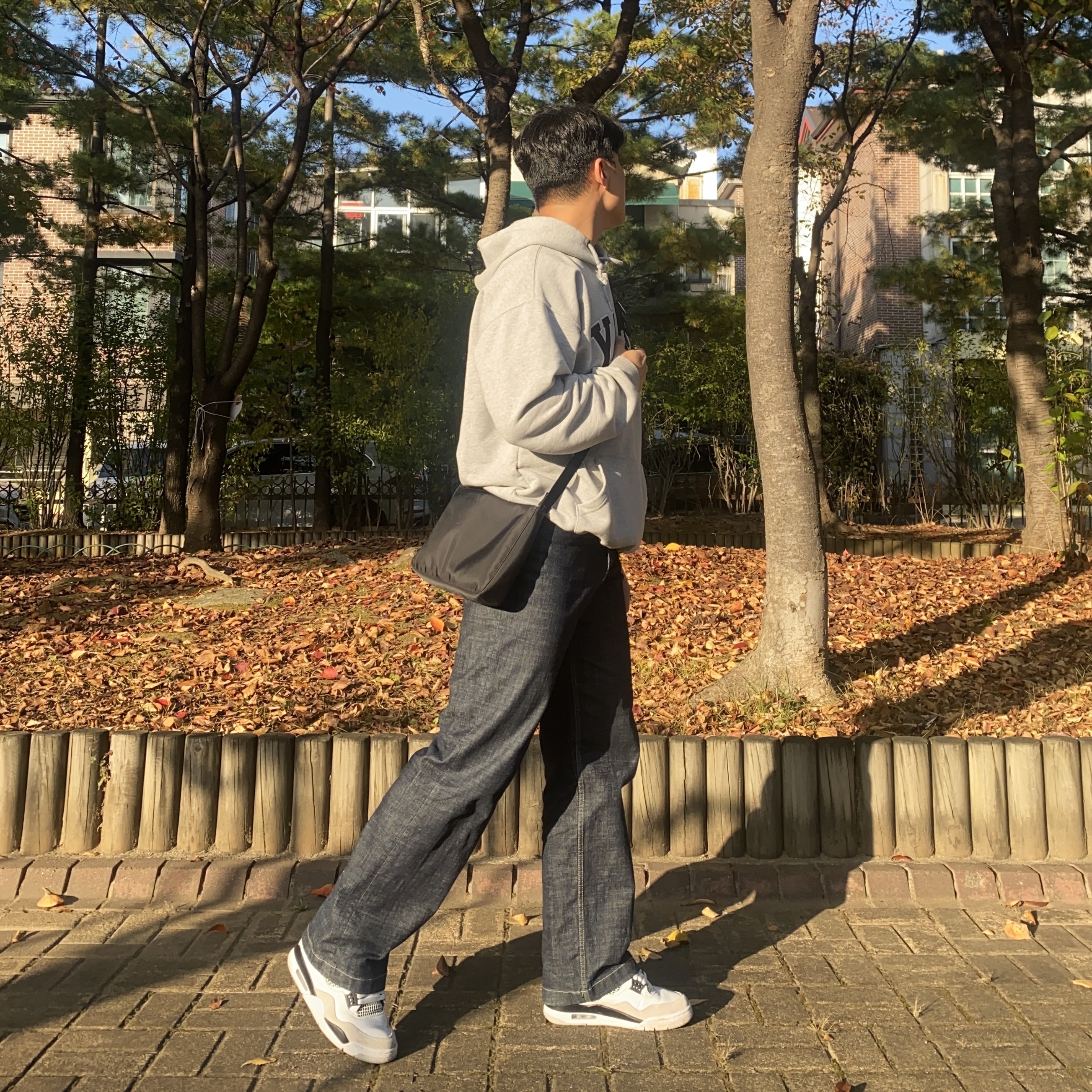 Jordan 4 Retro White and Black 착용 스타일