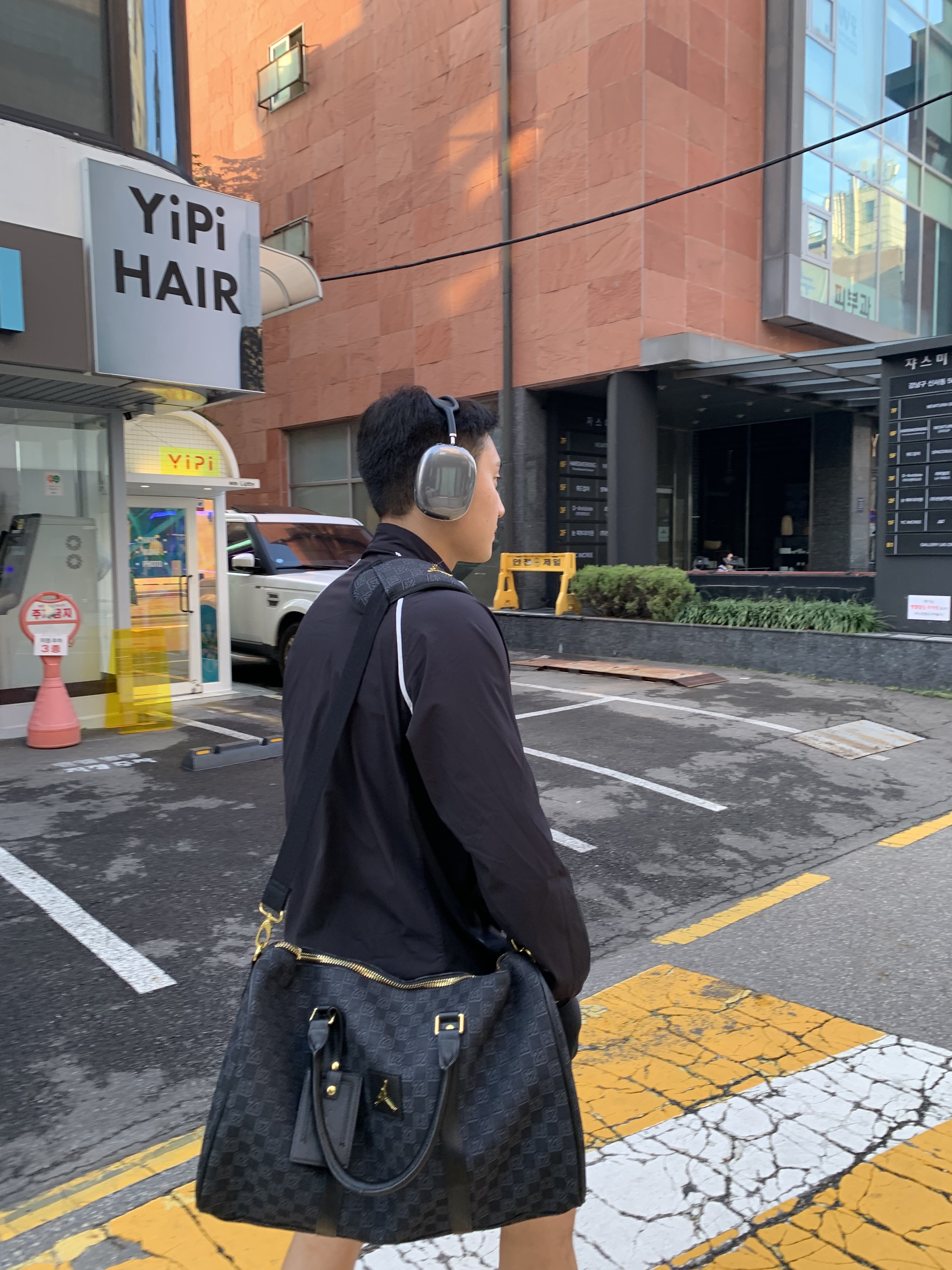 Jordan Monogram Duffle Bag Black (MA0759-023), Apple AirPods Max Lightning Space Gray (Korean Ver.) 착용 스타일 - 2