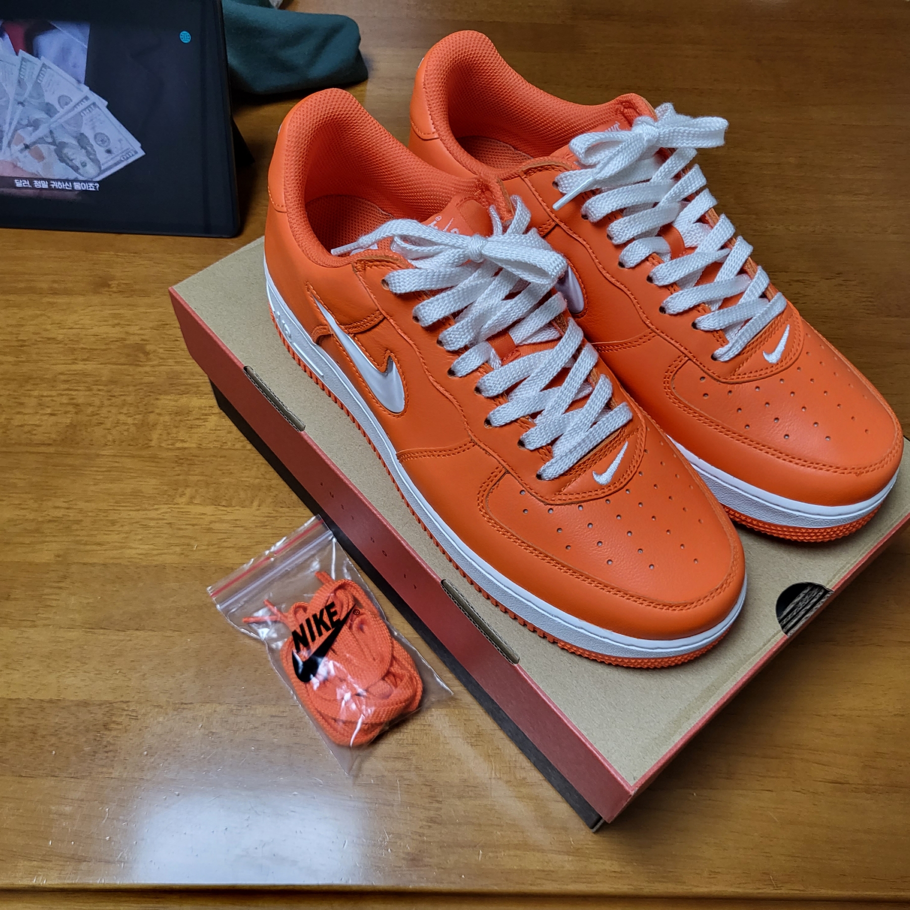 Nike Air Force 1 Low Retro Color of The Month Safety Orange 착용 스타일 - 1