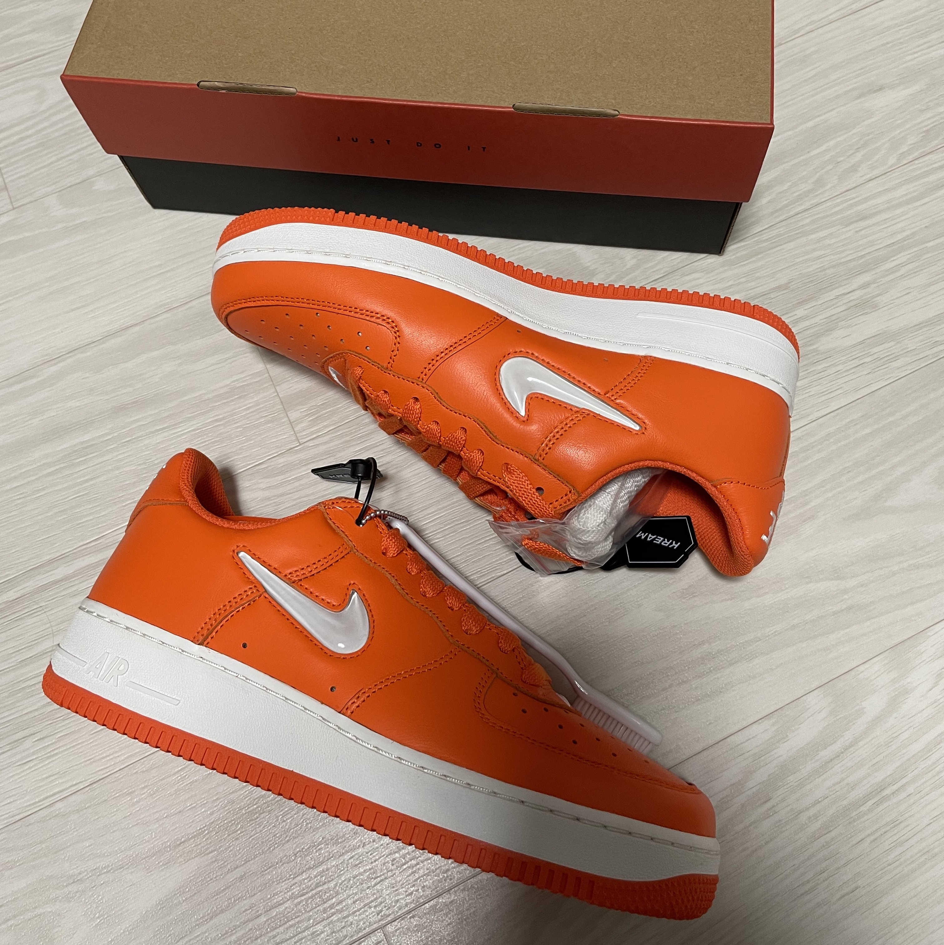 Nike Air Force 1 Low Retro Color of The Month Safety Orange 착용 스타일 - 2
