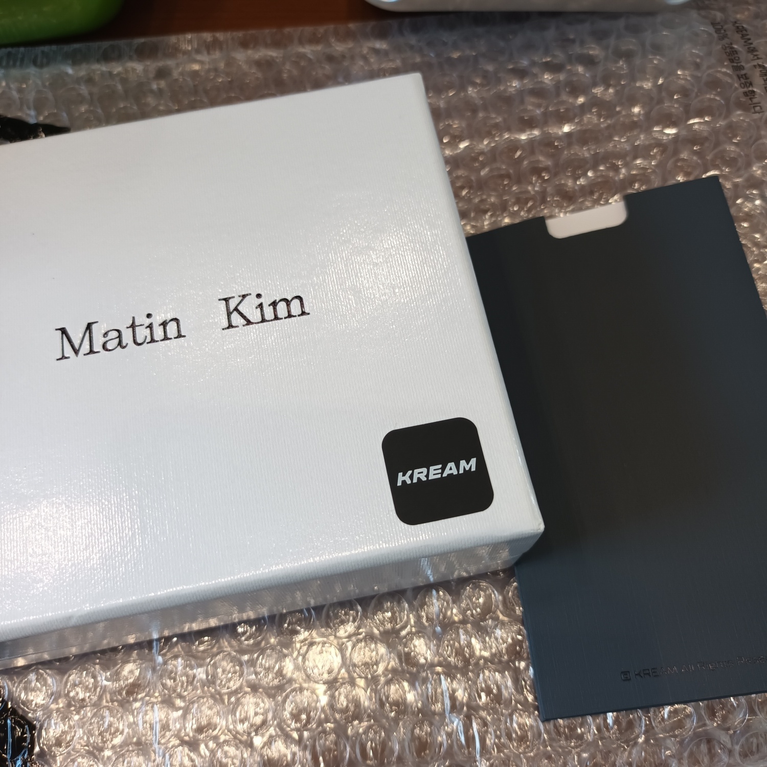 Matin Kim Accordion Wallet Black 착용 스타일 - 1