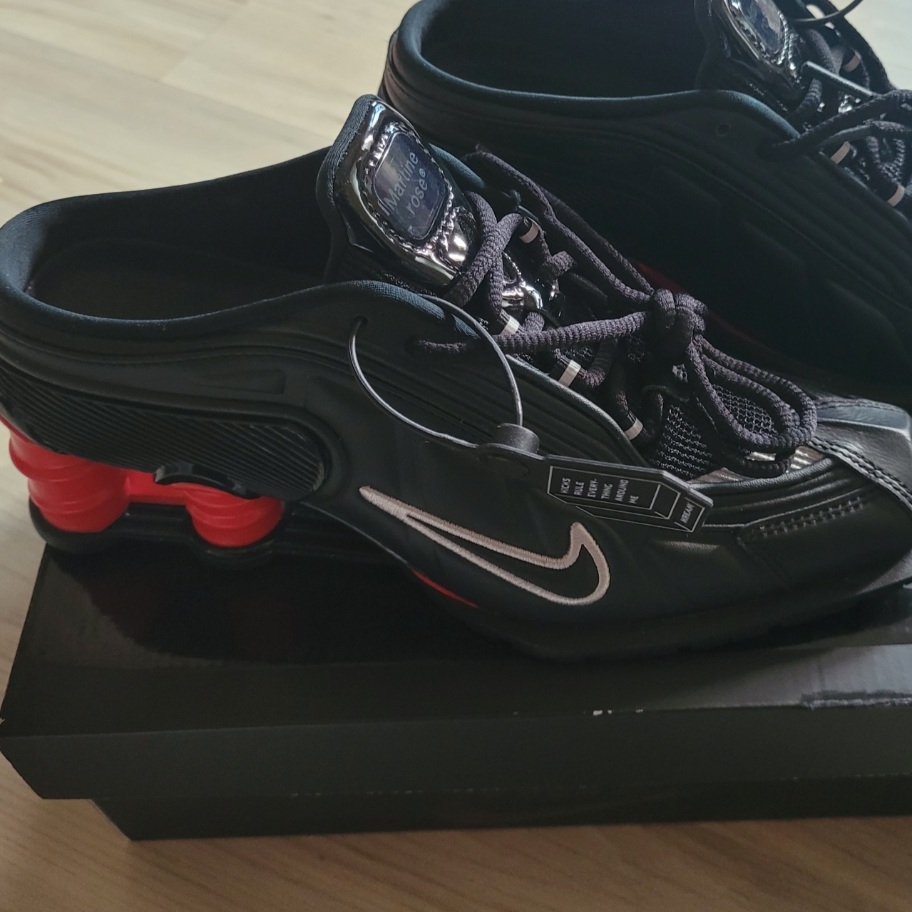 Nike x Martine Rose Shox MR4 Black 착용 스타일 - 1