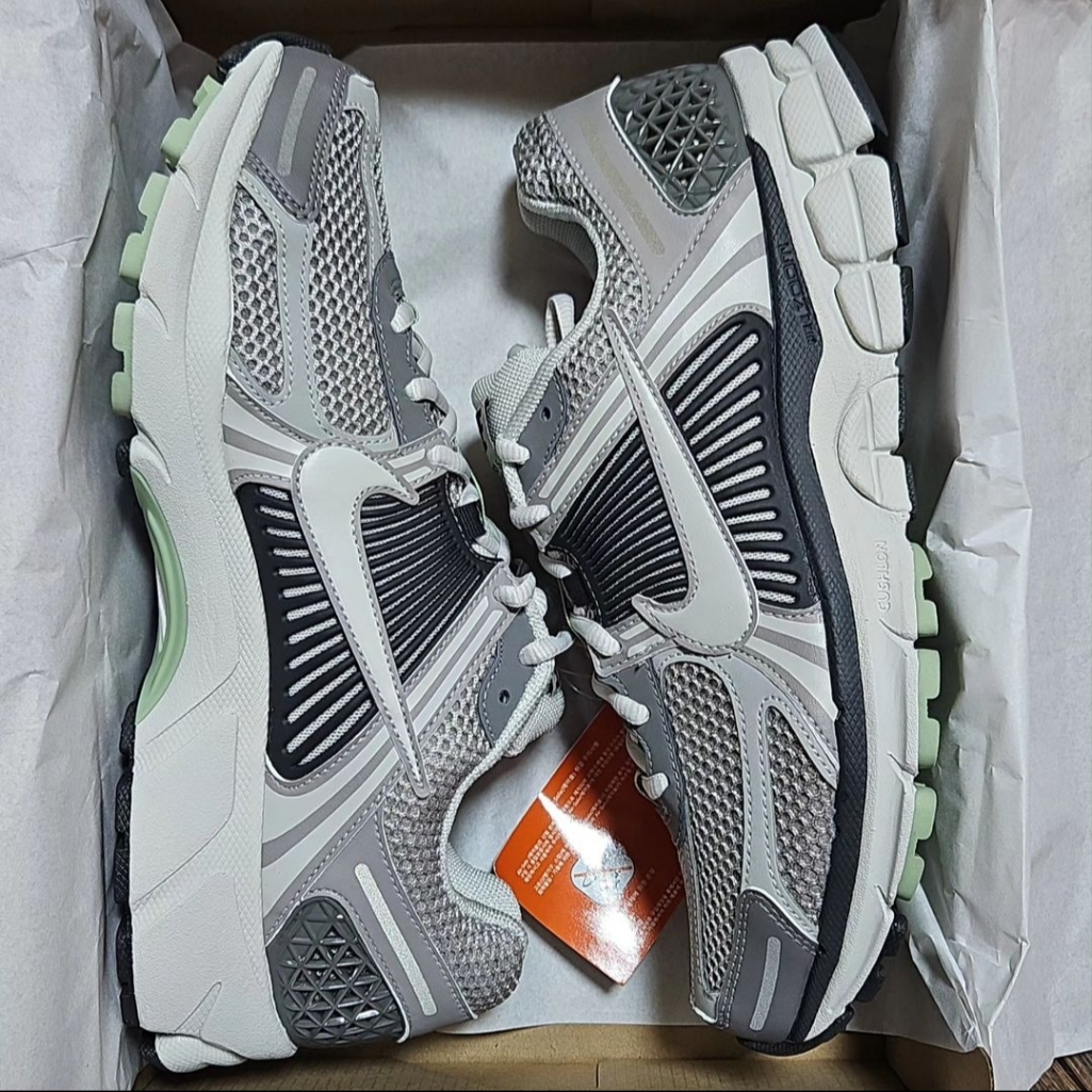 (W) Nike Zoom Vomero 5 Cobblestone and Flat Pewter 착용 스타일