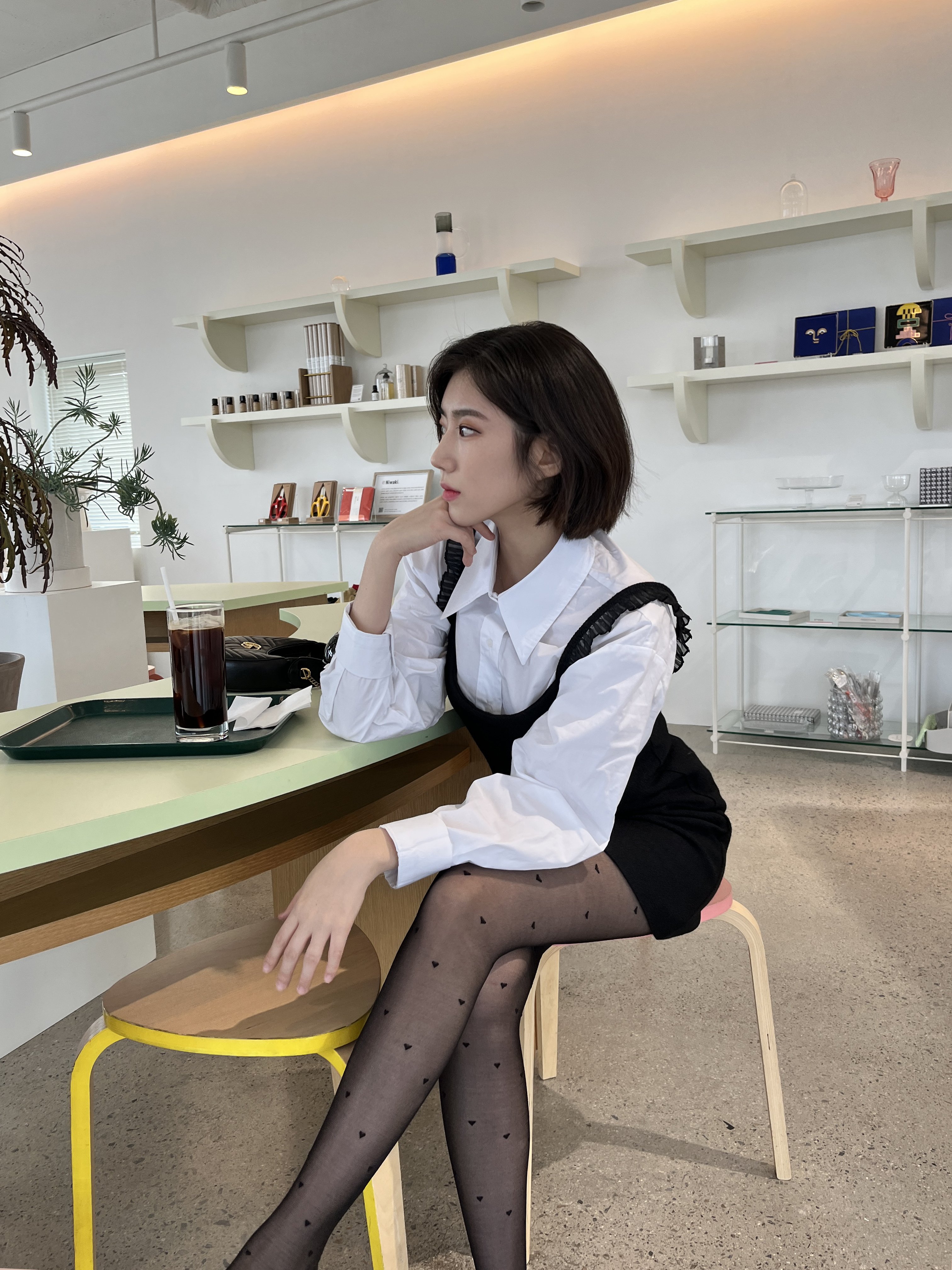 (W) Gucci Lug Sole Interlocking G Loafer Black Patent Leather, Gucci GG Marmont Half Moon Shaped Mini Bag Black 착용 스타일 - 4