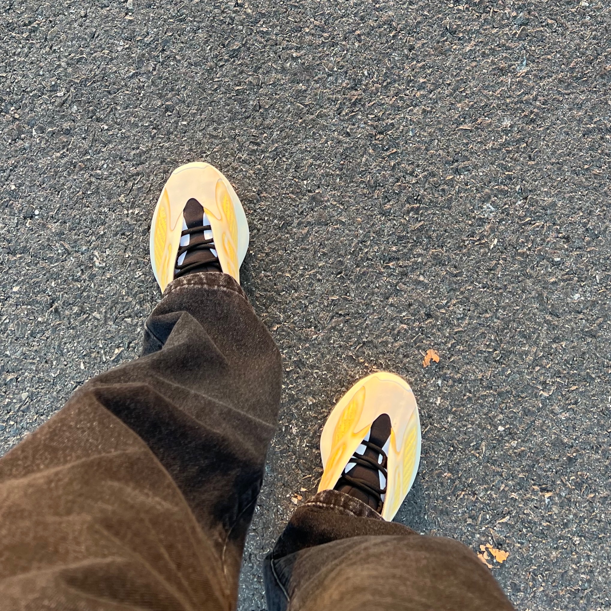 Adidas Yeezy 700 V3 Mono Safflower 착용 스타일 - 2