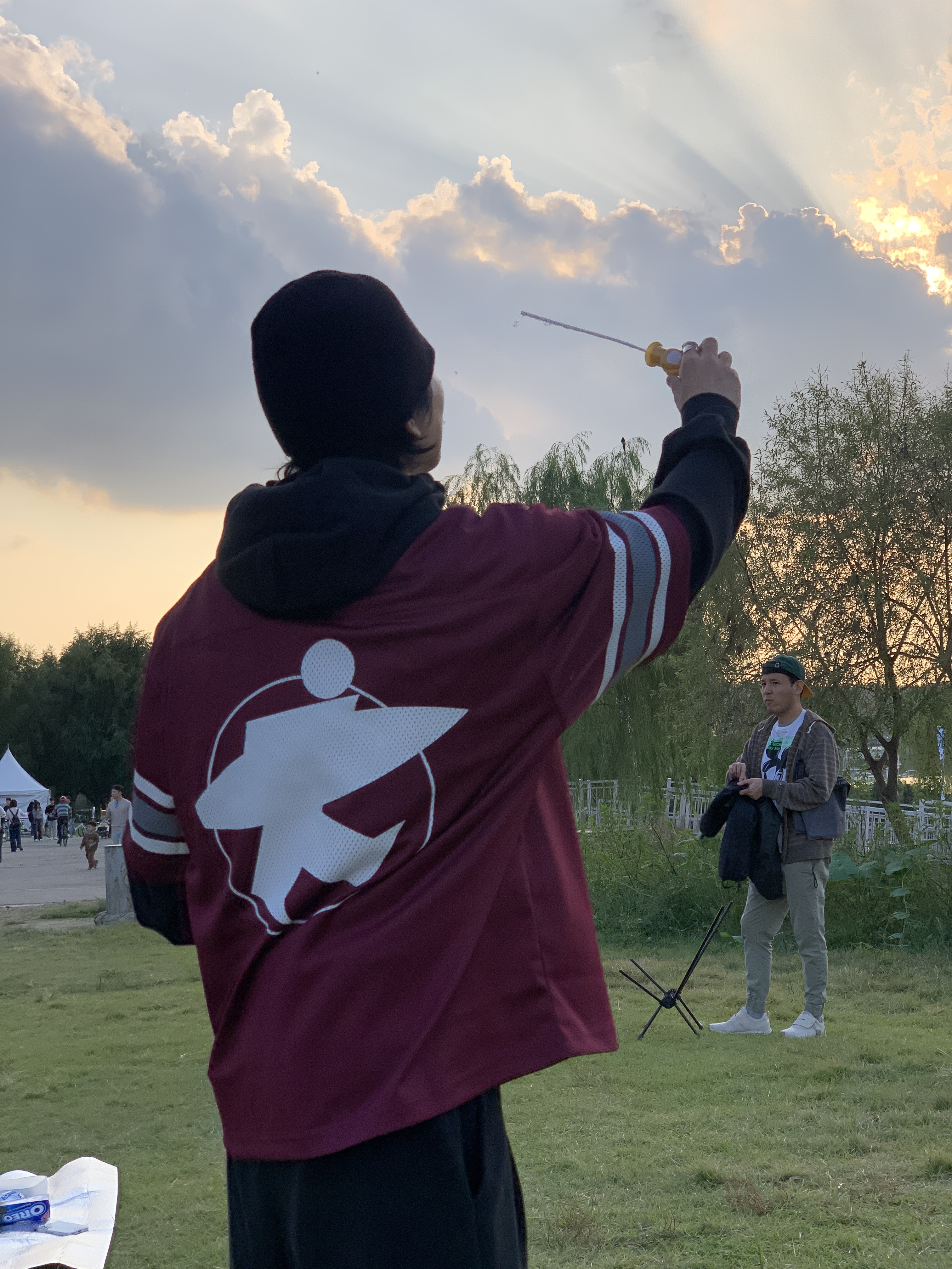 Stussy Surfman Mesh Football Jersey Burgundy, Nike Air Max Plus Black Metallic Silver 착용 스타일 - 2