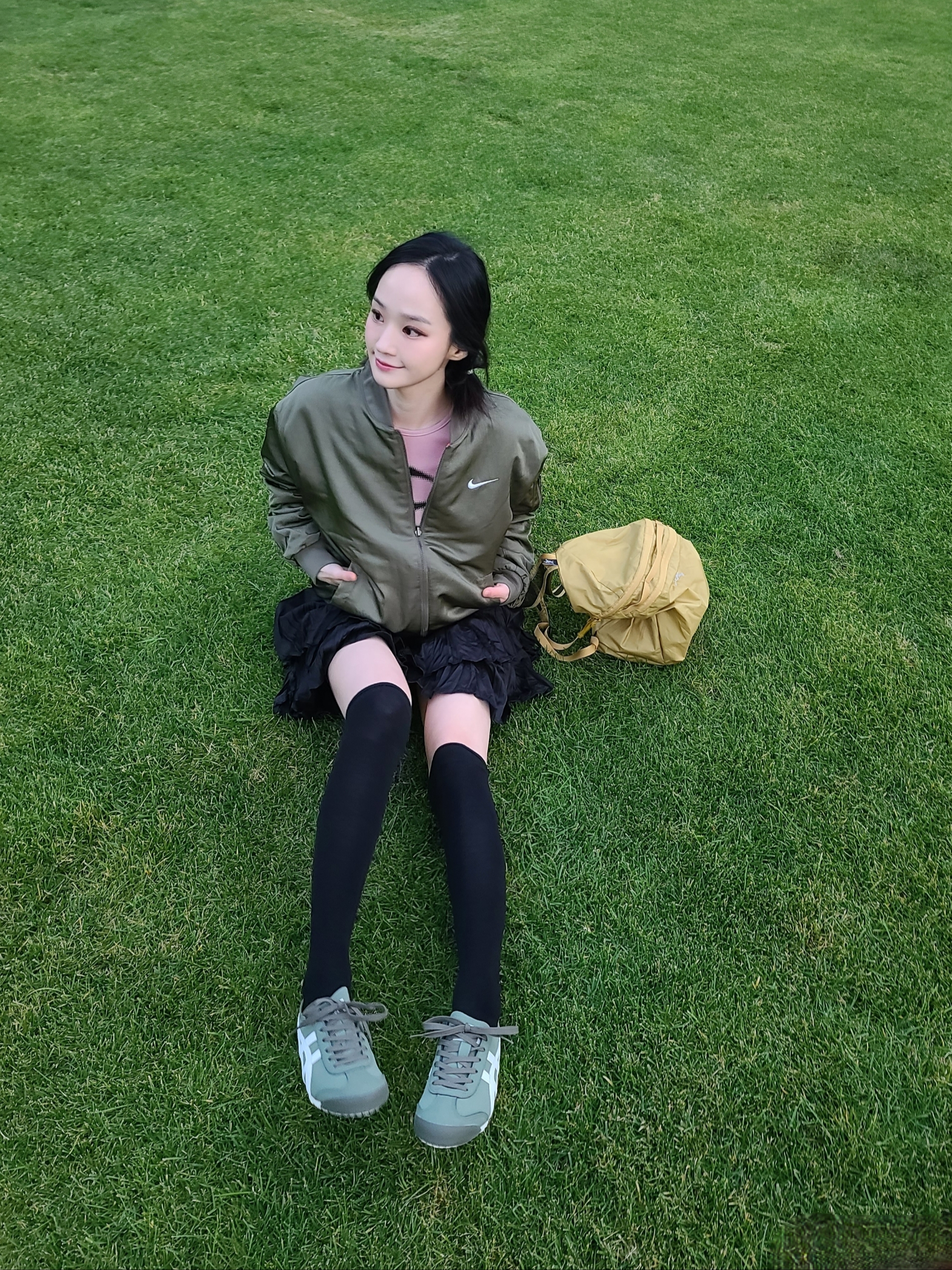 (W) Nike NSW Reversible Varsity Bomber Jacket Olive - Asia, Onitsuka Tiger Mexico 66 Mantle Green 착용 스타일 - 1