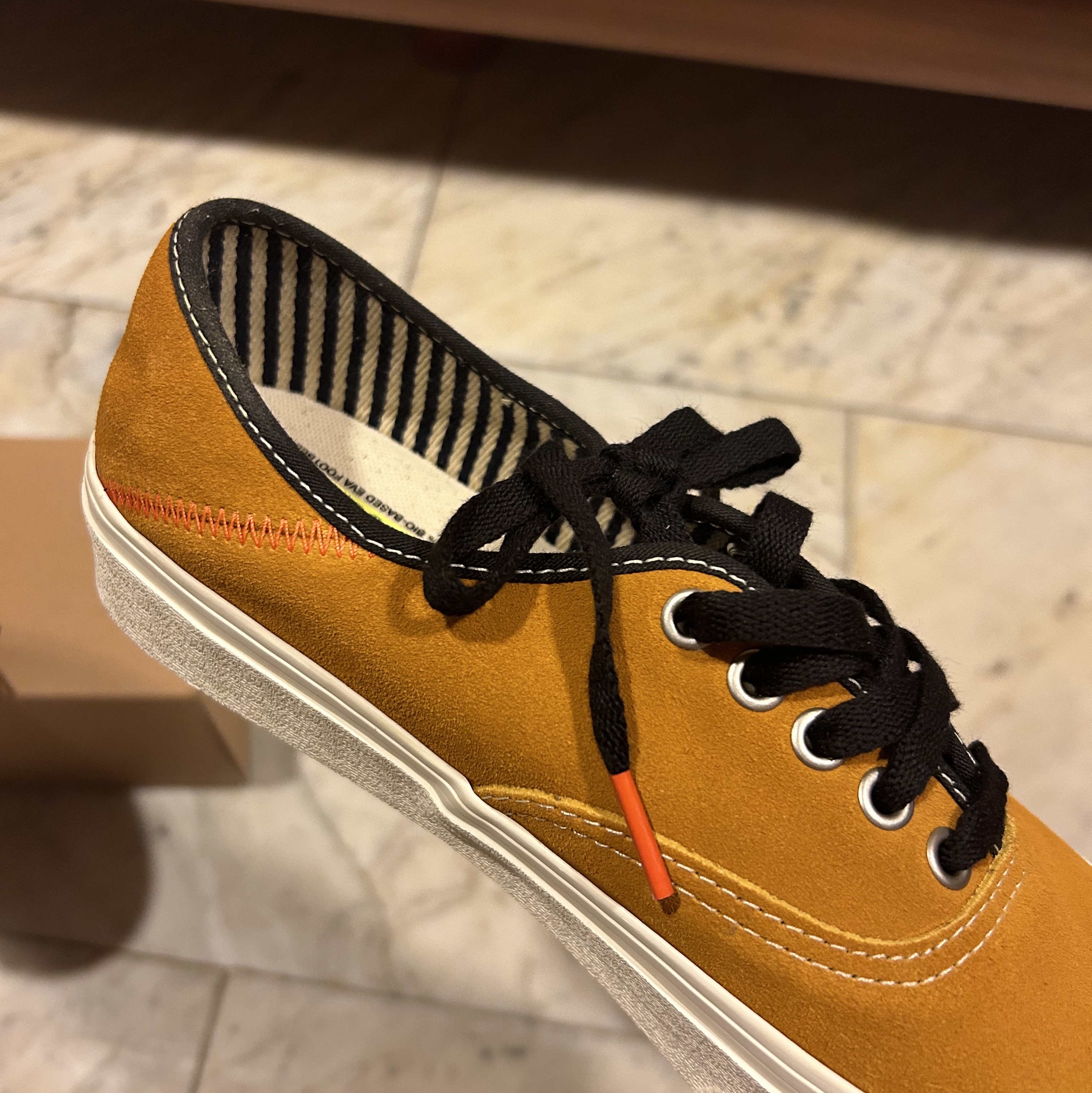 Vans Authentic Convert Growth Garden Sunflower 착용 스타일 - 2