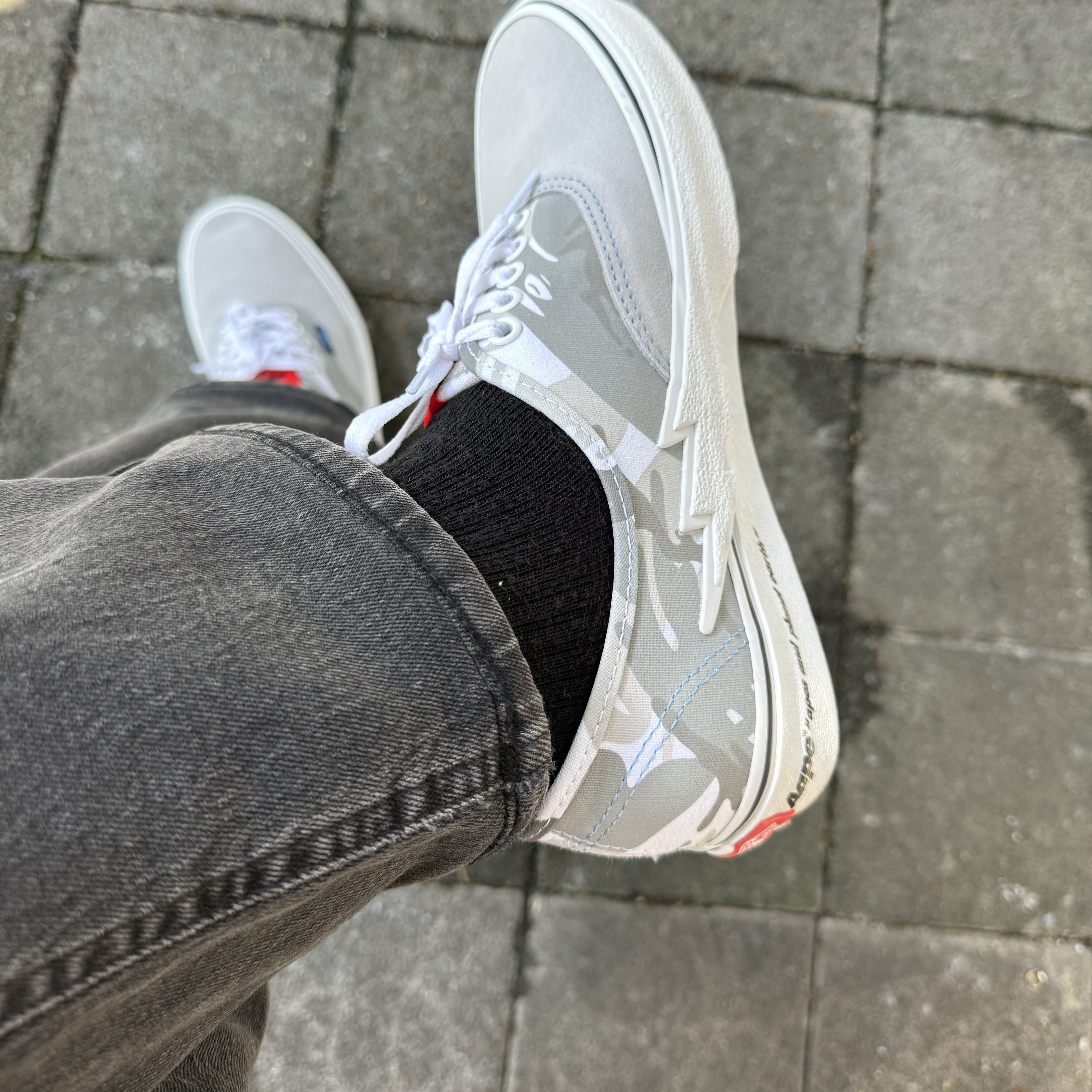 Vans x AAPE Authentic Bolt Grey 착용 스타일 - 1