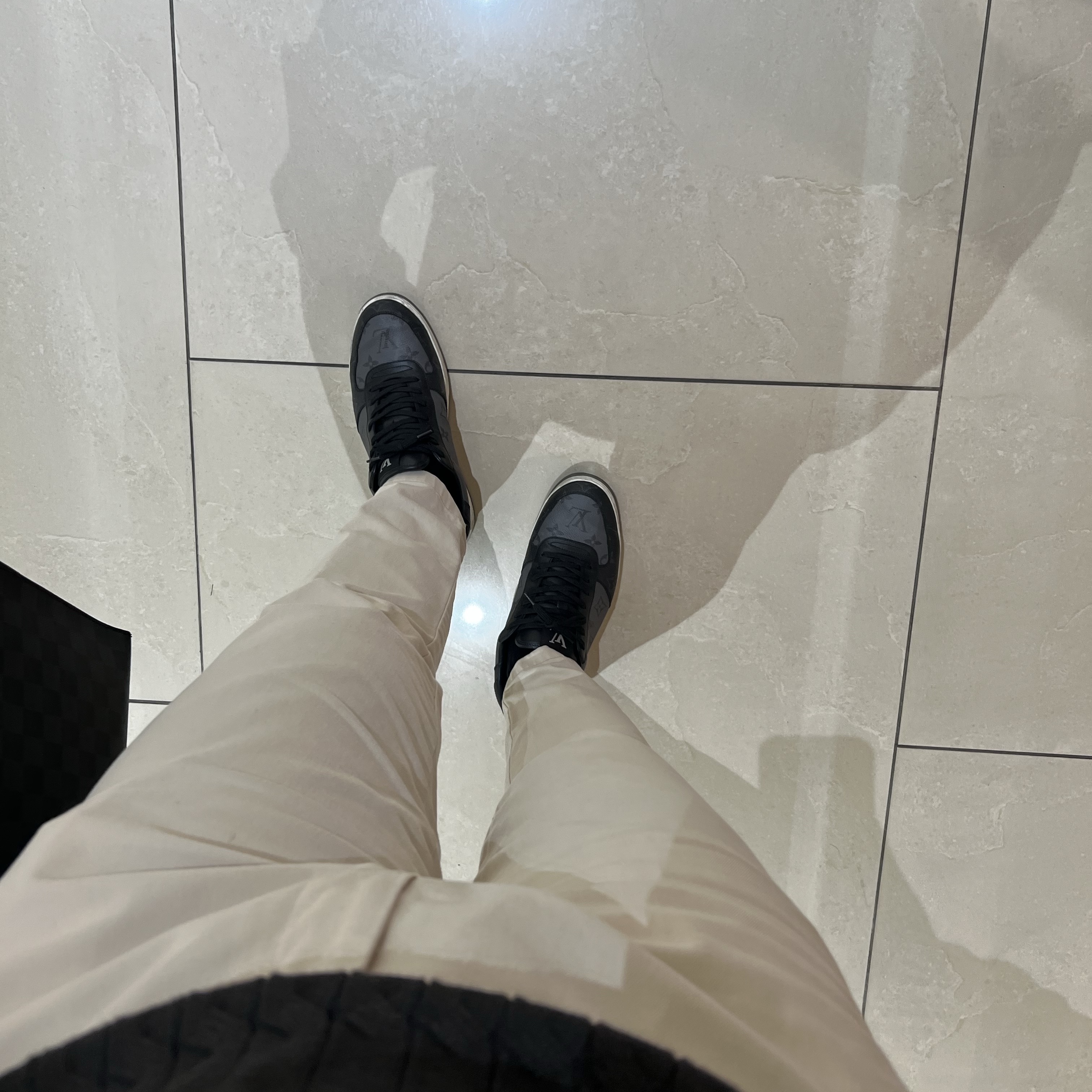 Louis Vuitton Rivoli Sneakers Eclipse Monogram 착용 스타일