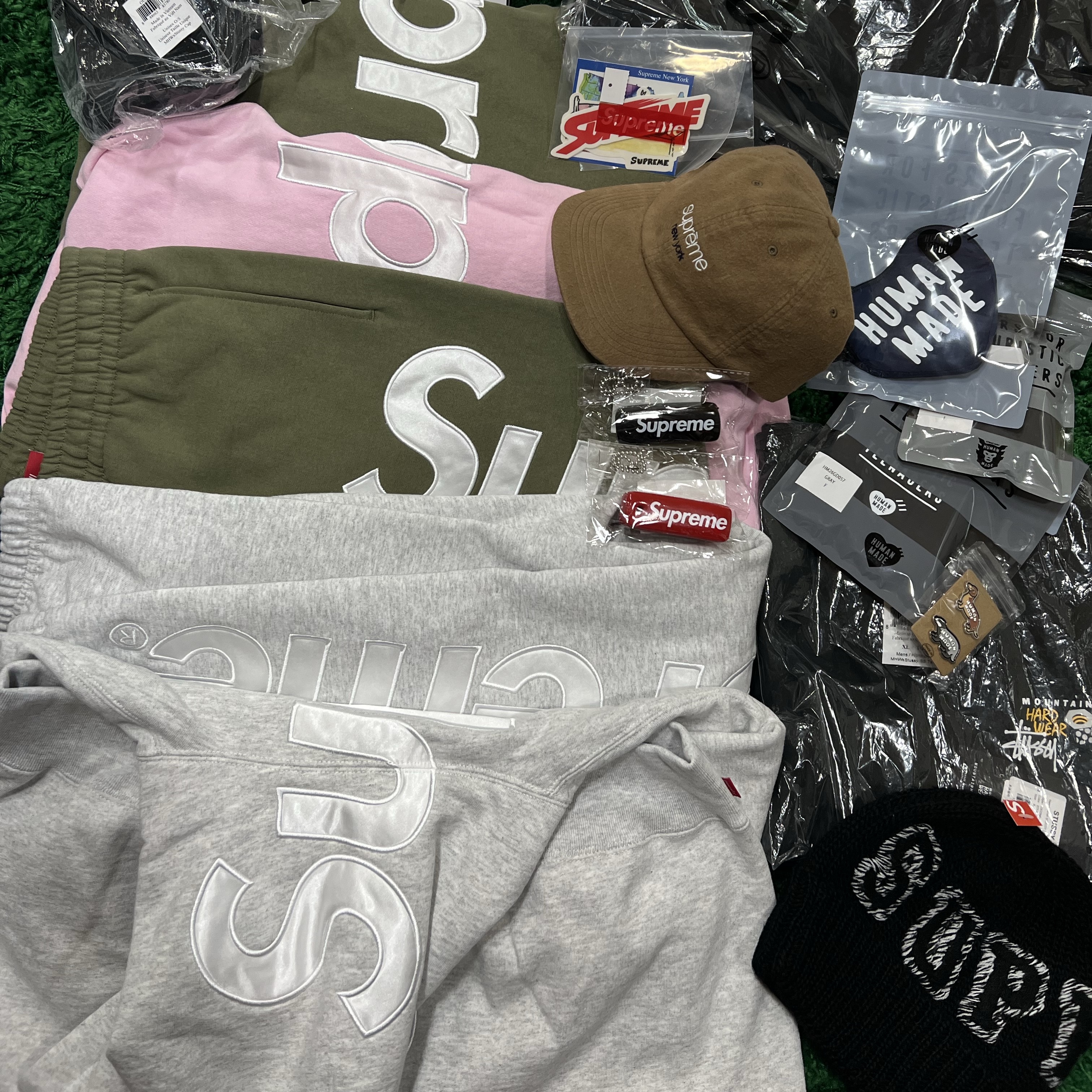 Supreme Satin Applique Sweatpants Light Olive - 23FW, Supreme Satin Applique Sweatpants Ash Grey - 23FW 착용 스타일
