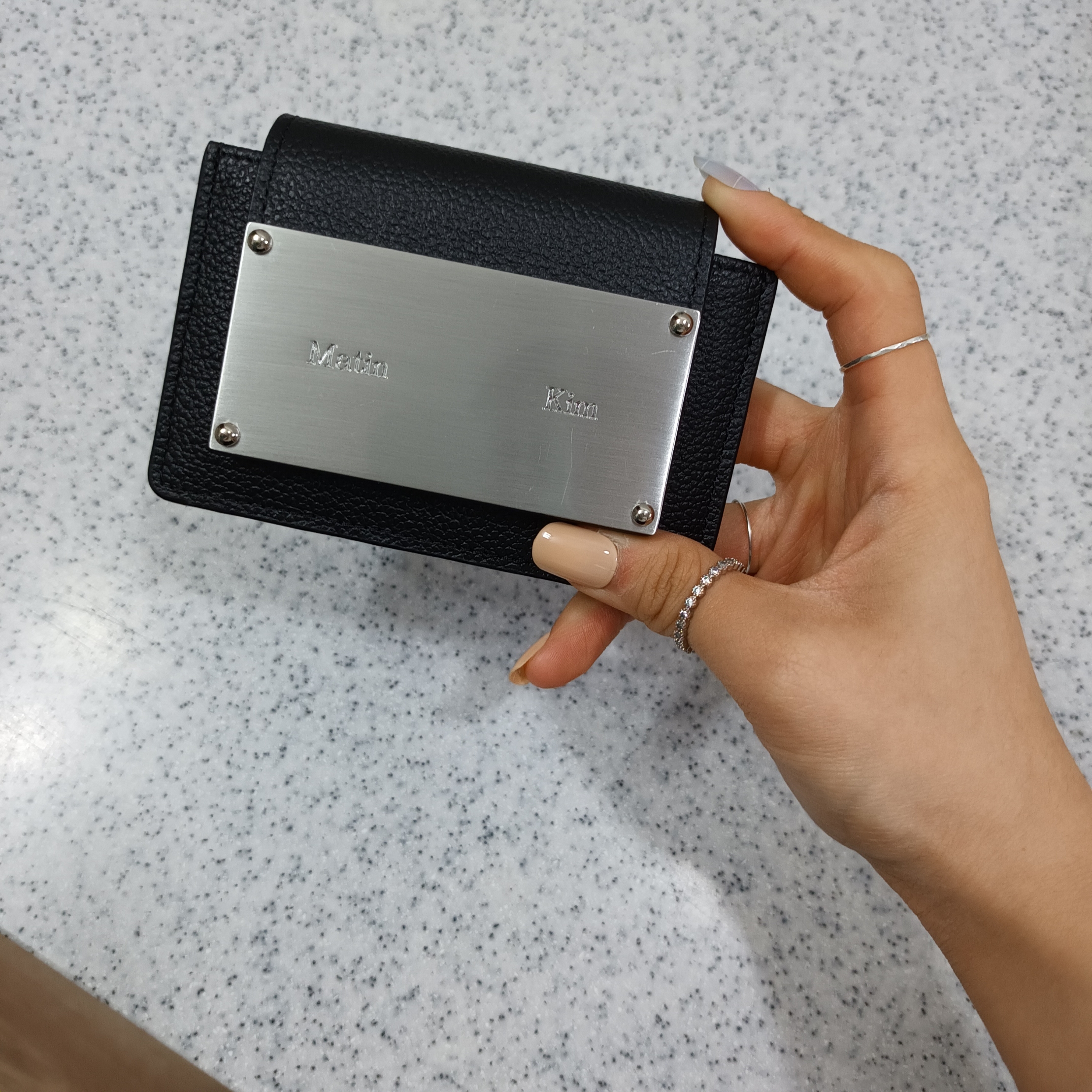 Matin Kim Accordion Wallet Black 착용 스타일 - 3