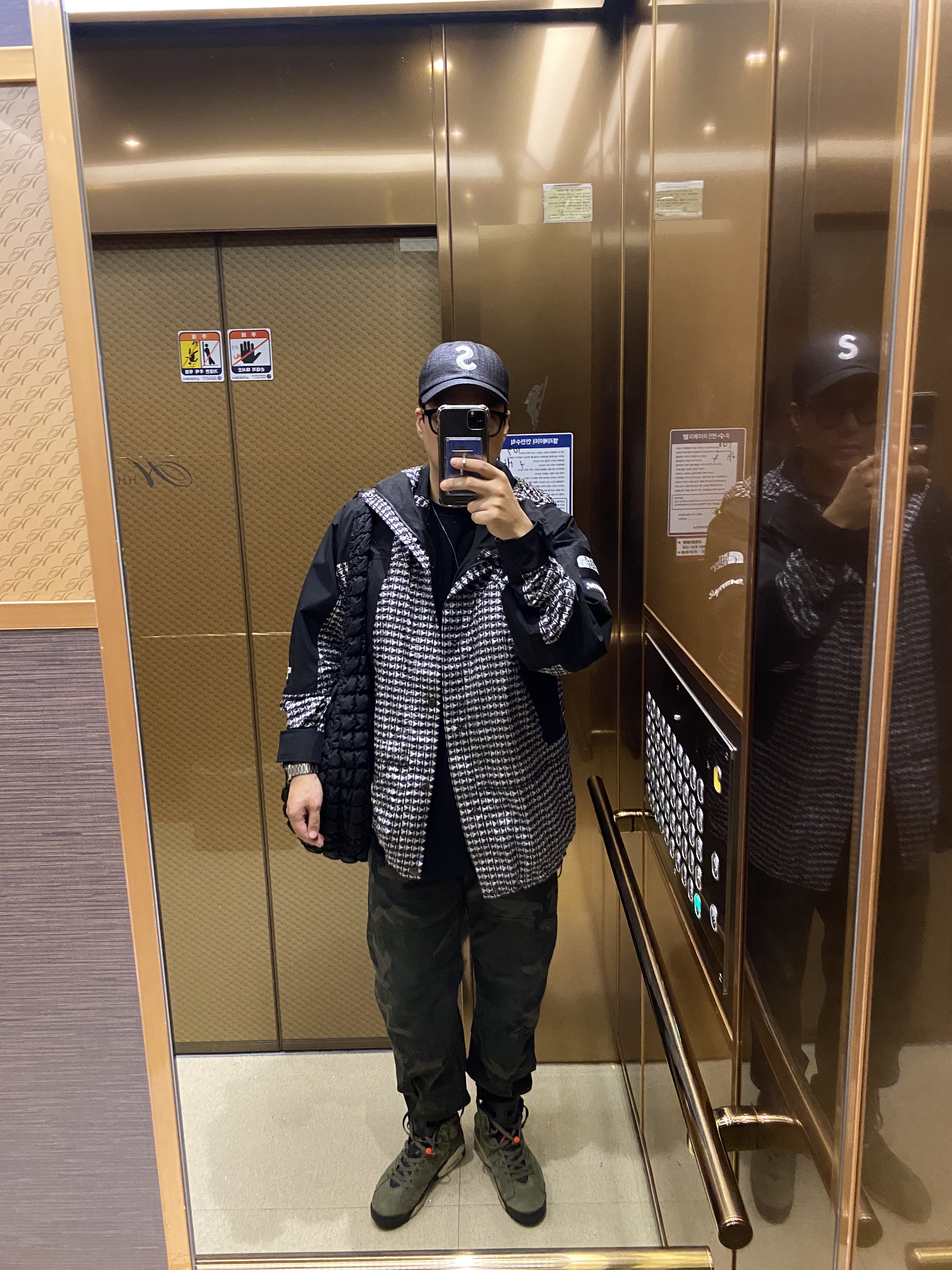 Supreme x The North Face Studded Mountain Light Jacket Black - 21SS, Jordan 6 x Travis Scott Retro Olive 착용 스타일